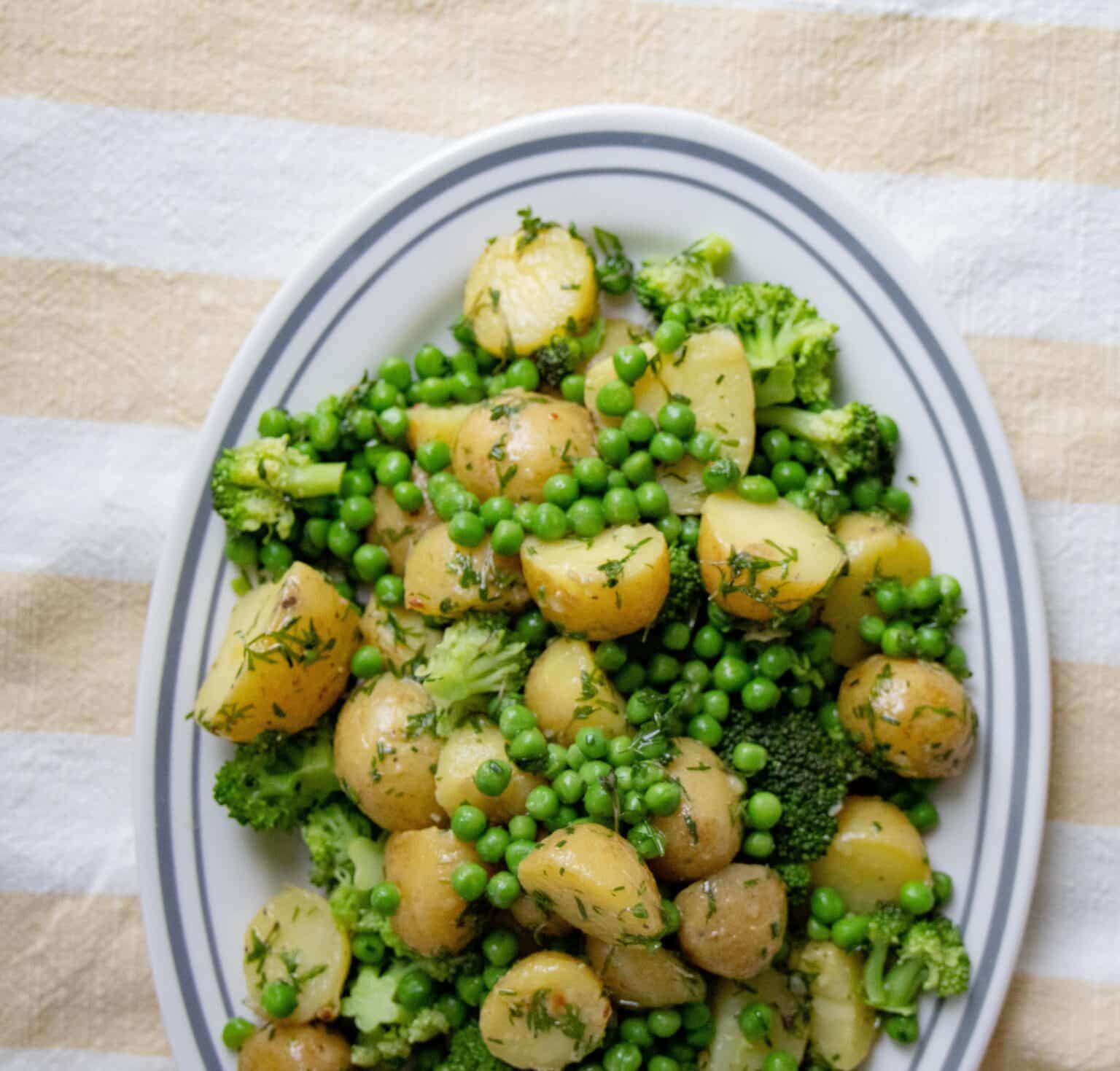 Kartoffelsalat med ærter og urtedressing