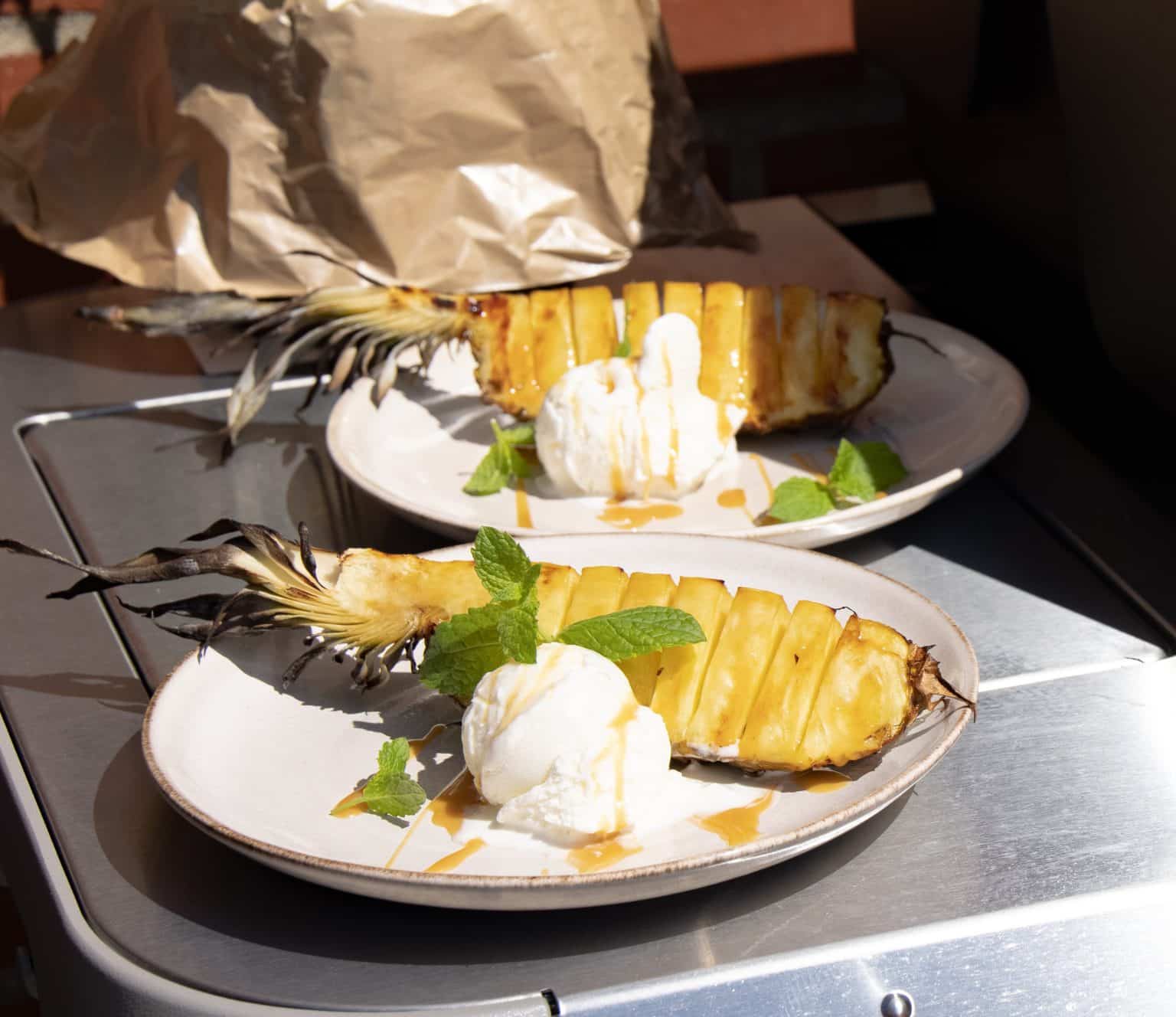 Grillet ananas med is og karamelsauce