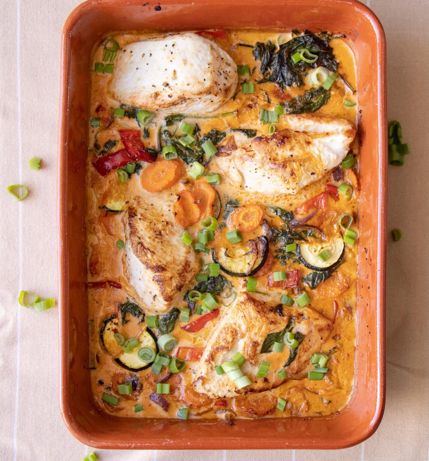 Kyllingefilet i ovn med grøntsager