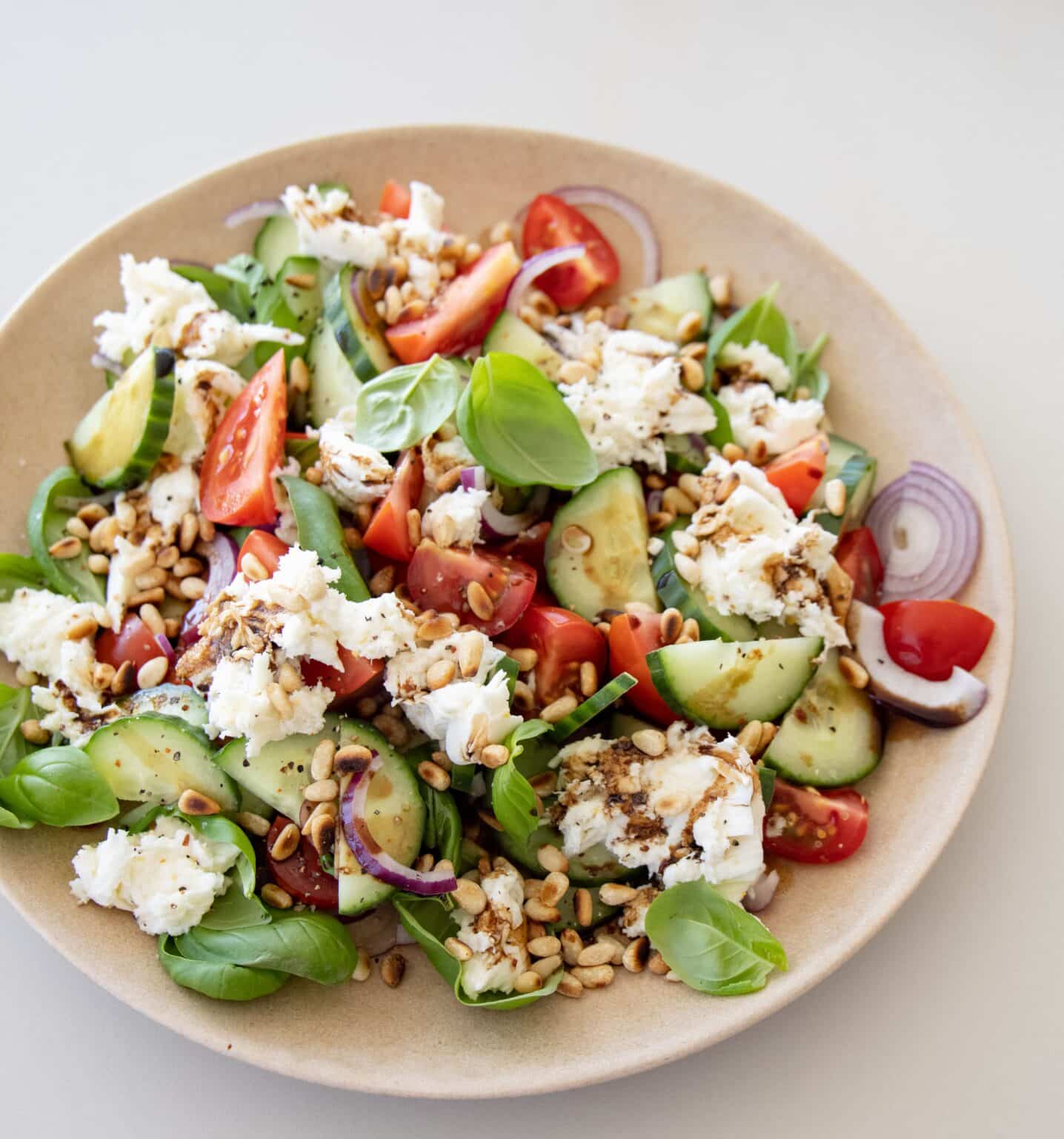 Salat med agurk og tomat