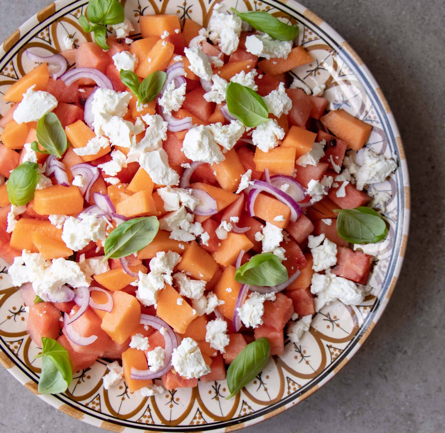 Melonsalat med feta og rødløg