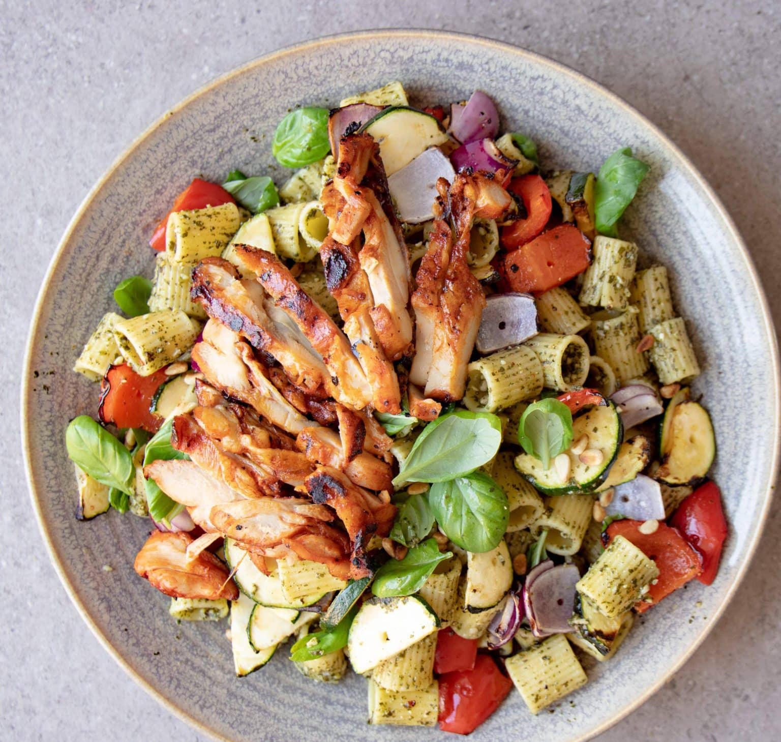 Sommerpastasalat med grillet kyllingelår