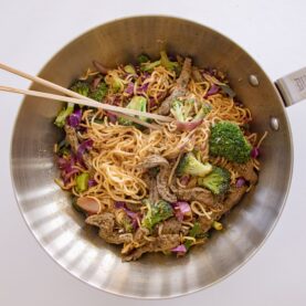 Bøf og broccoli wok
