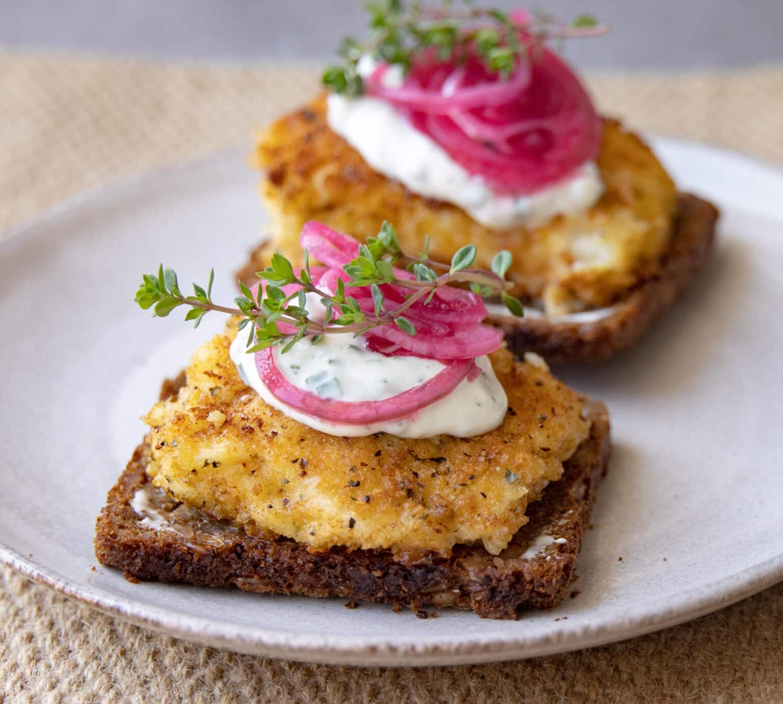 Paneret torsk med tartarsauce på rugbrød