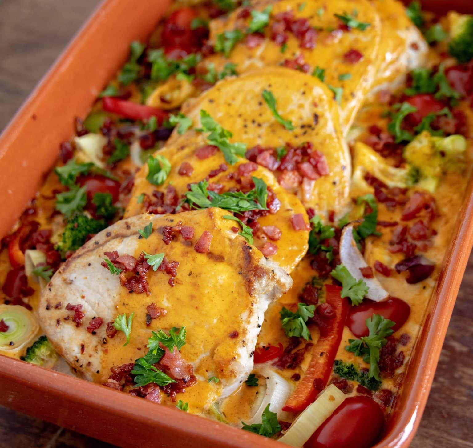 Koteletter i fad med grøntsager