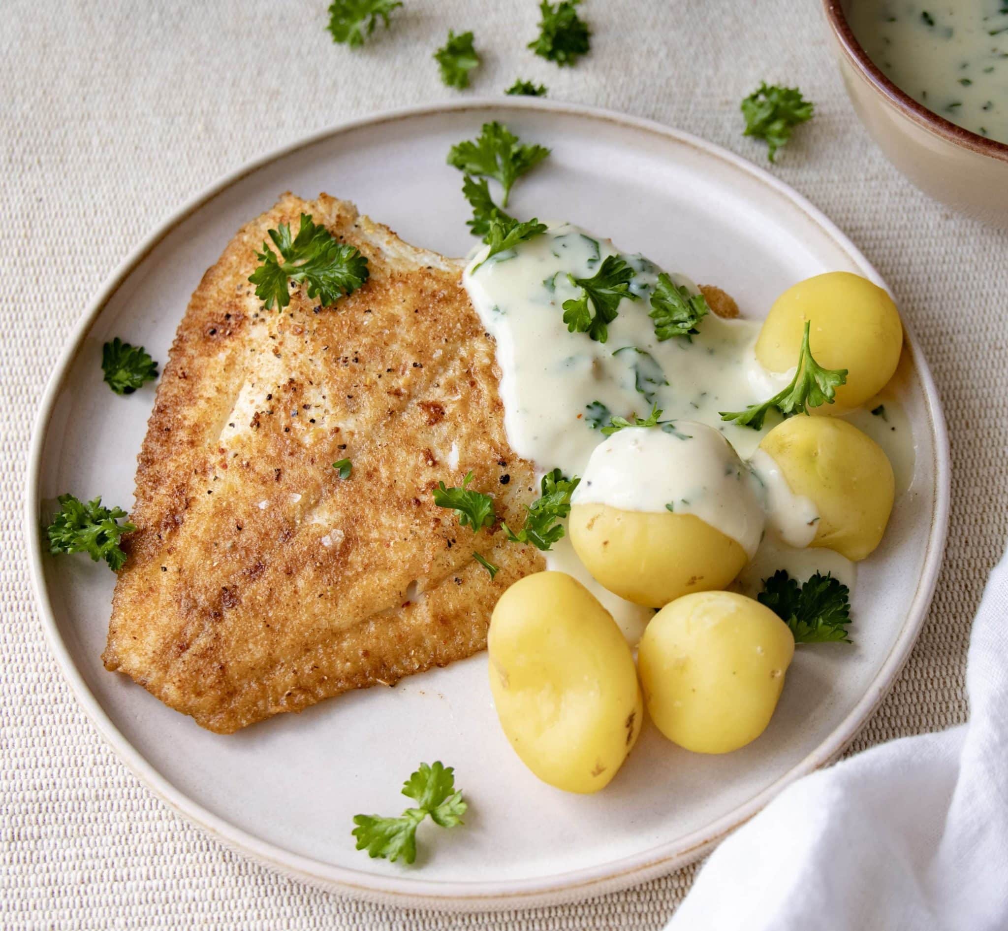 Helstegt rødspættefilet med persillesauce - Nem Opskrift - Mummum.dk