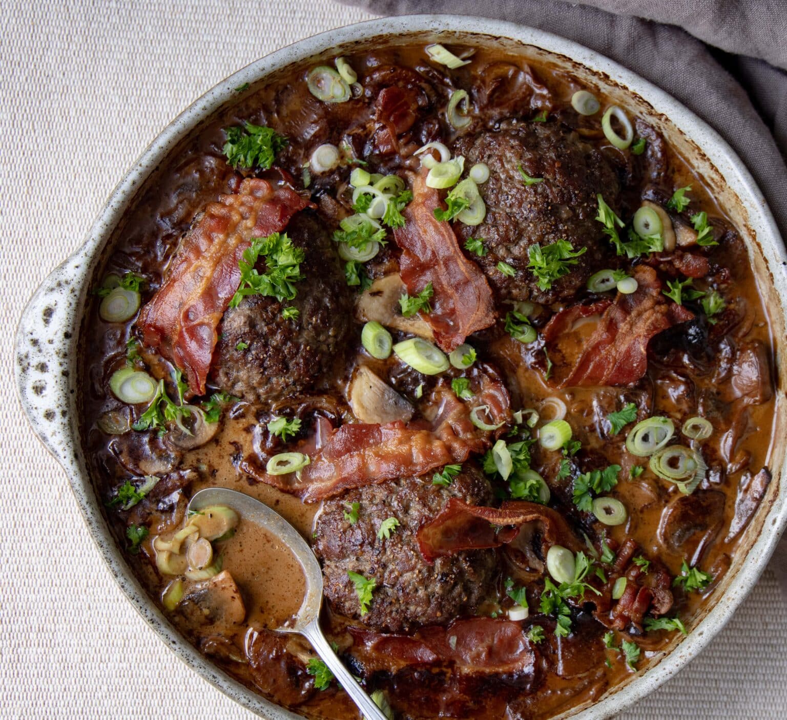 Hakkebøffer i fad med champignonsauce og bacon