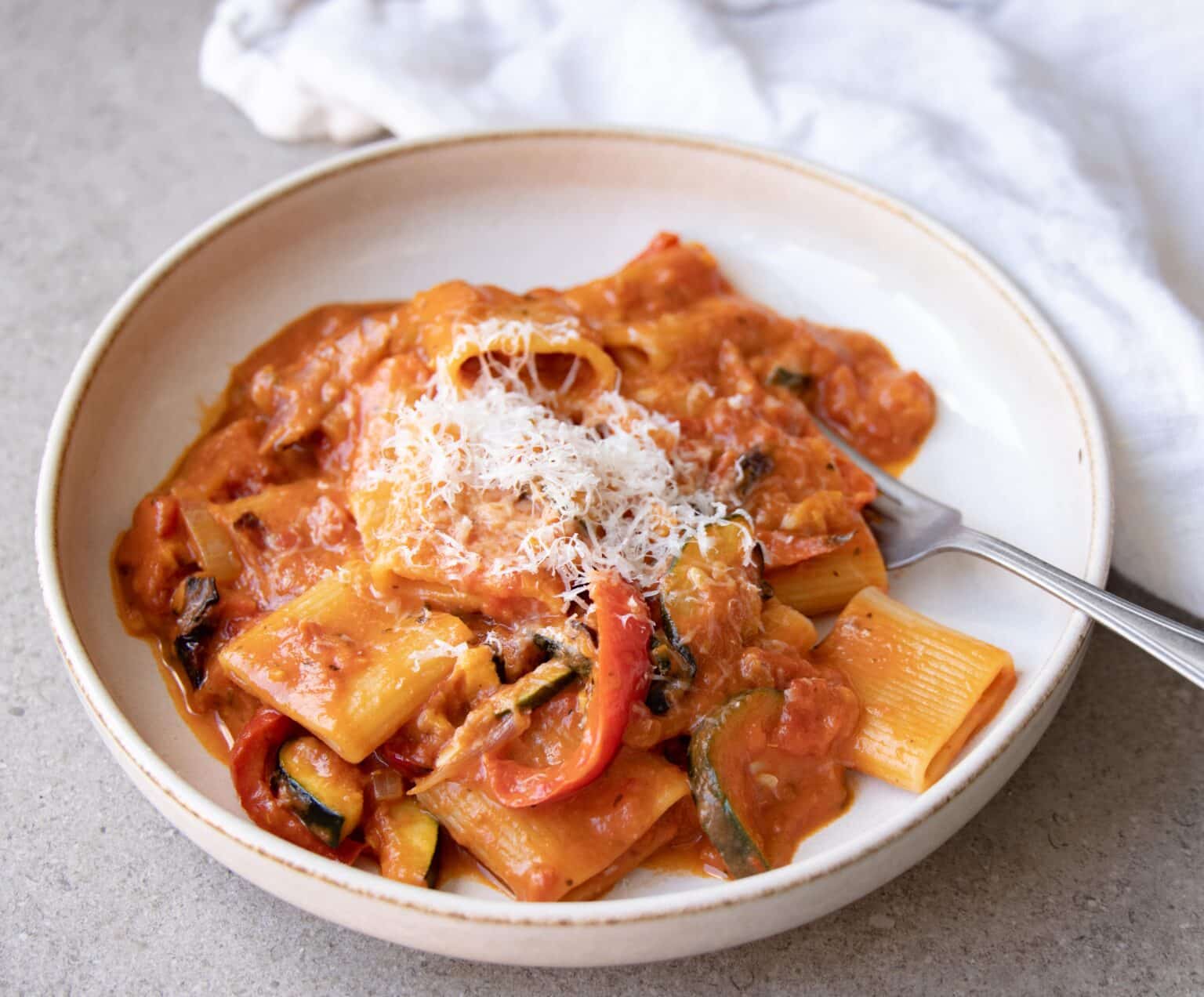 Pastaret med bagte grøntsager