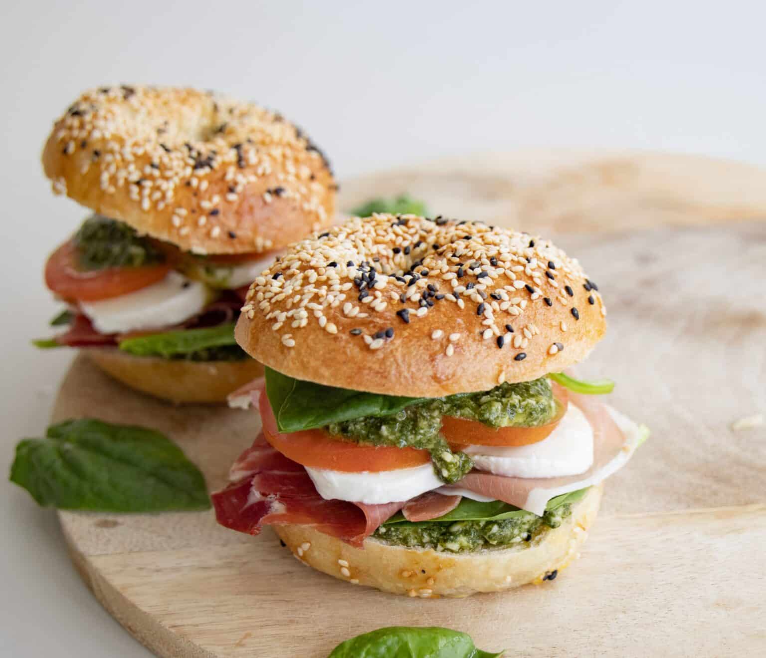 Bagel med serrano, mozzarella og pesto