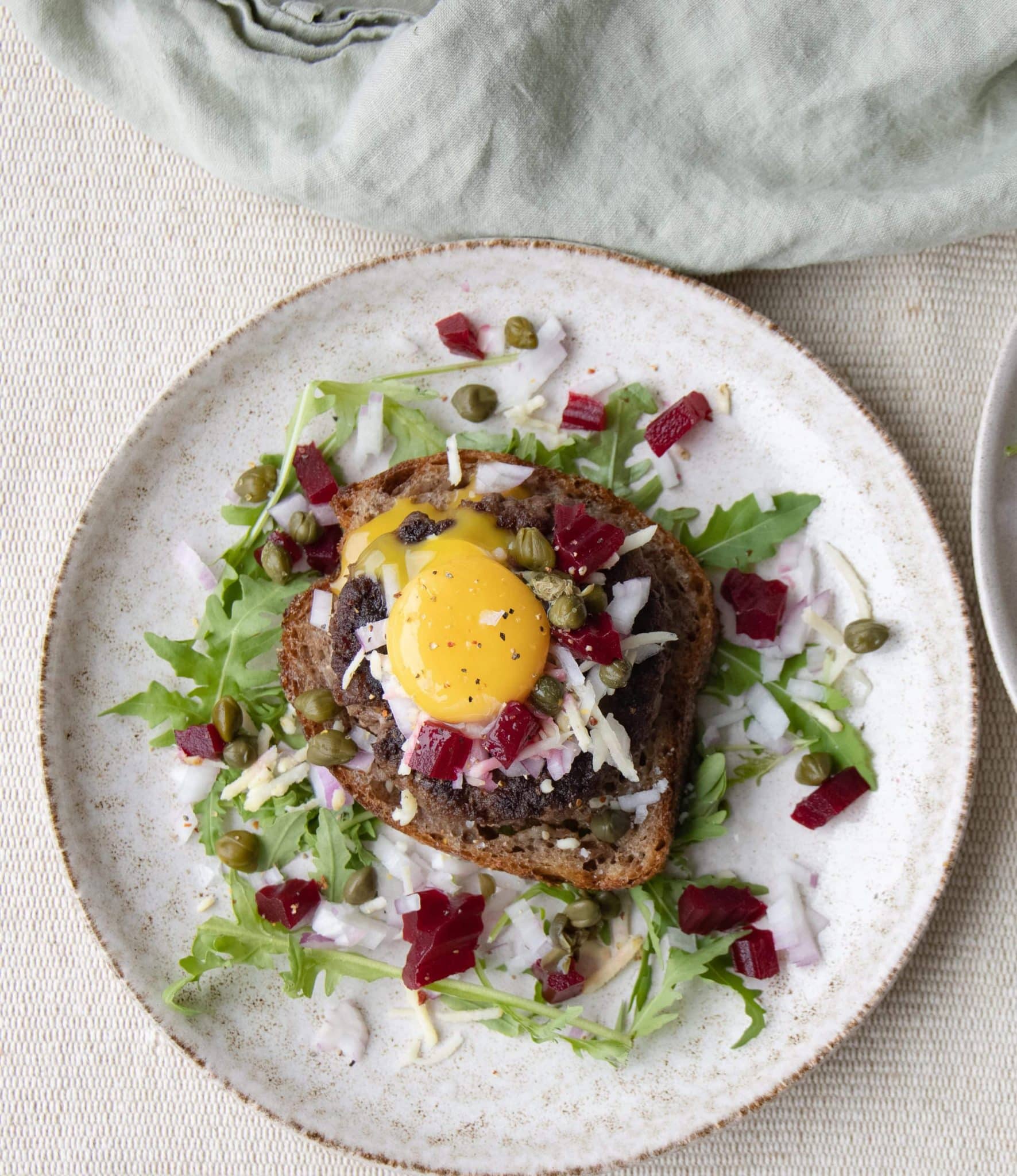 Pariserbøf - Opskrift på Klassisk Pariserbøf med Toppings - Mummum.dk