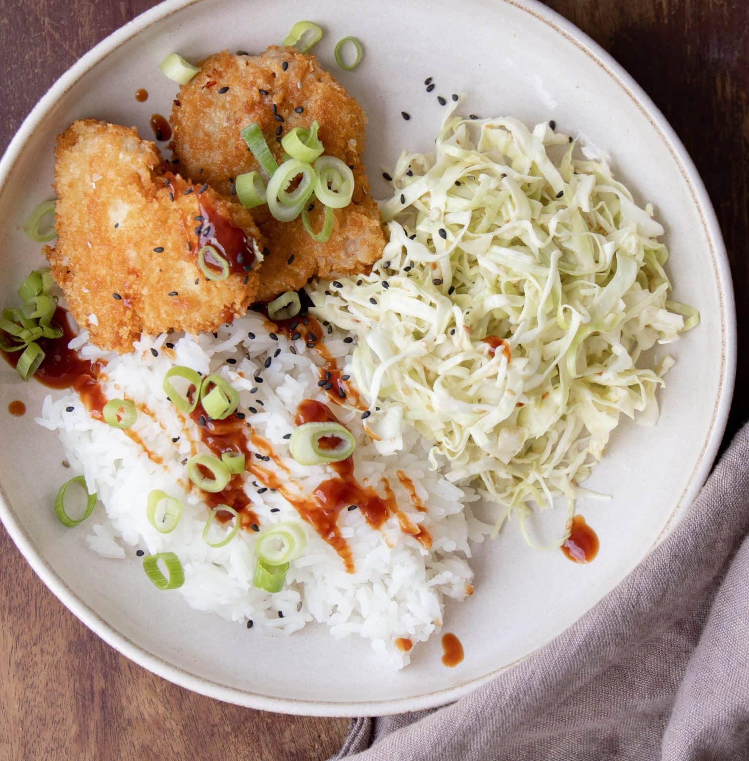 Panerede mørbradbøffer med asiatisk sauce og ris