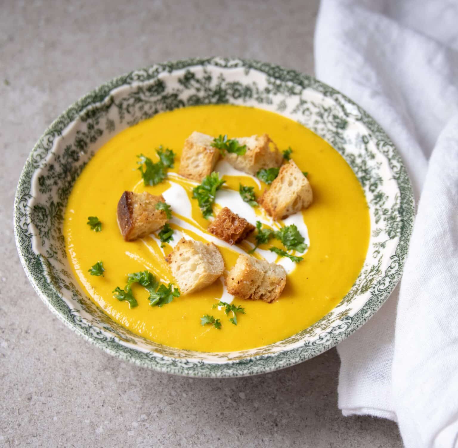 Bagt gulerodssuppe med croutoner