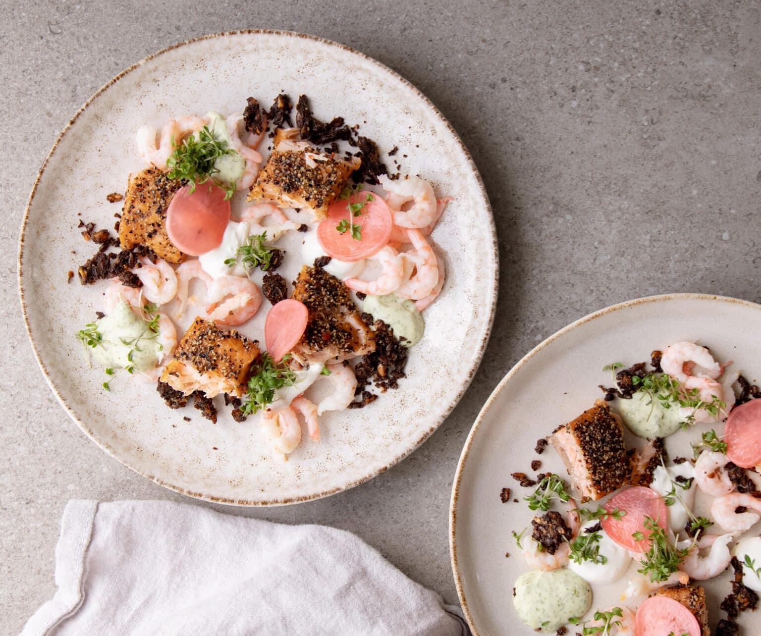 Laks og rejer med rugbrødscrunch og dildmayo