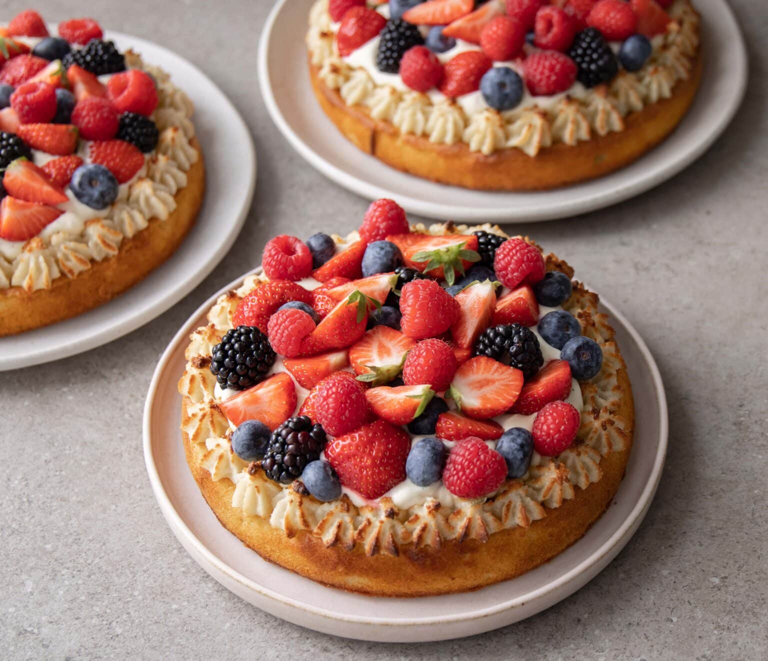 Kransekagetærte med creme og frugt