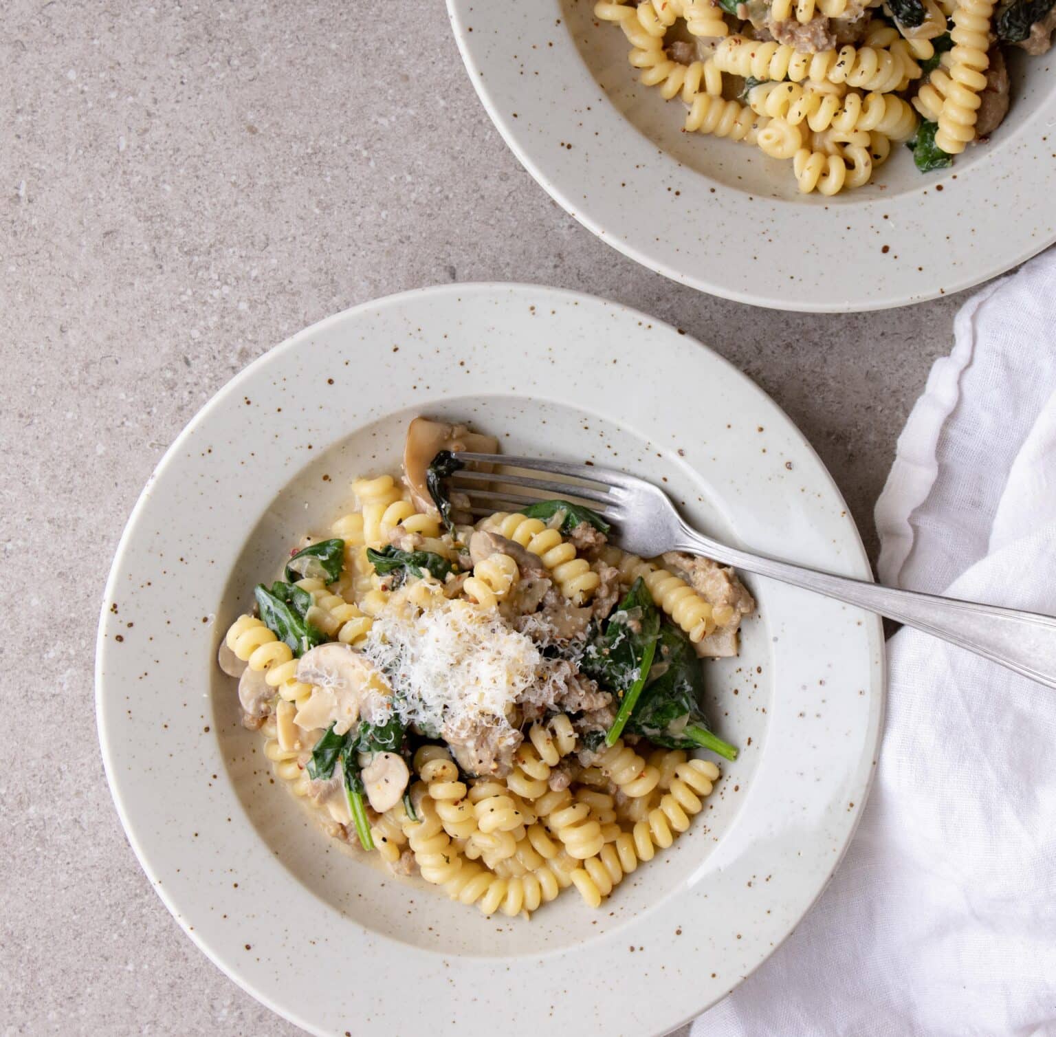 Pastaret med hakket svinekød, svampe og spinat
