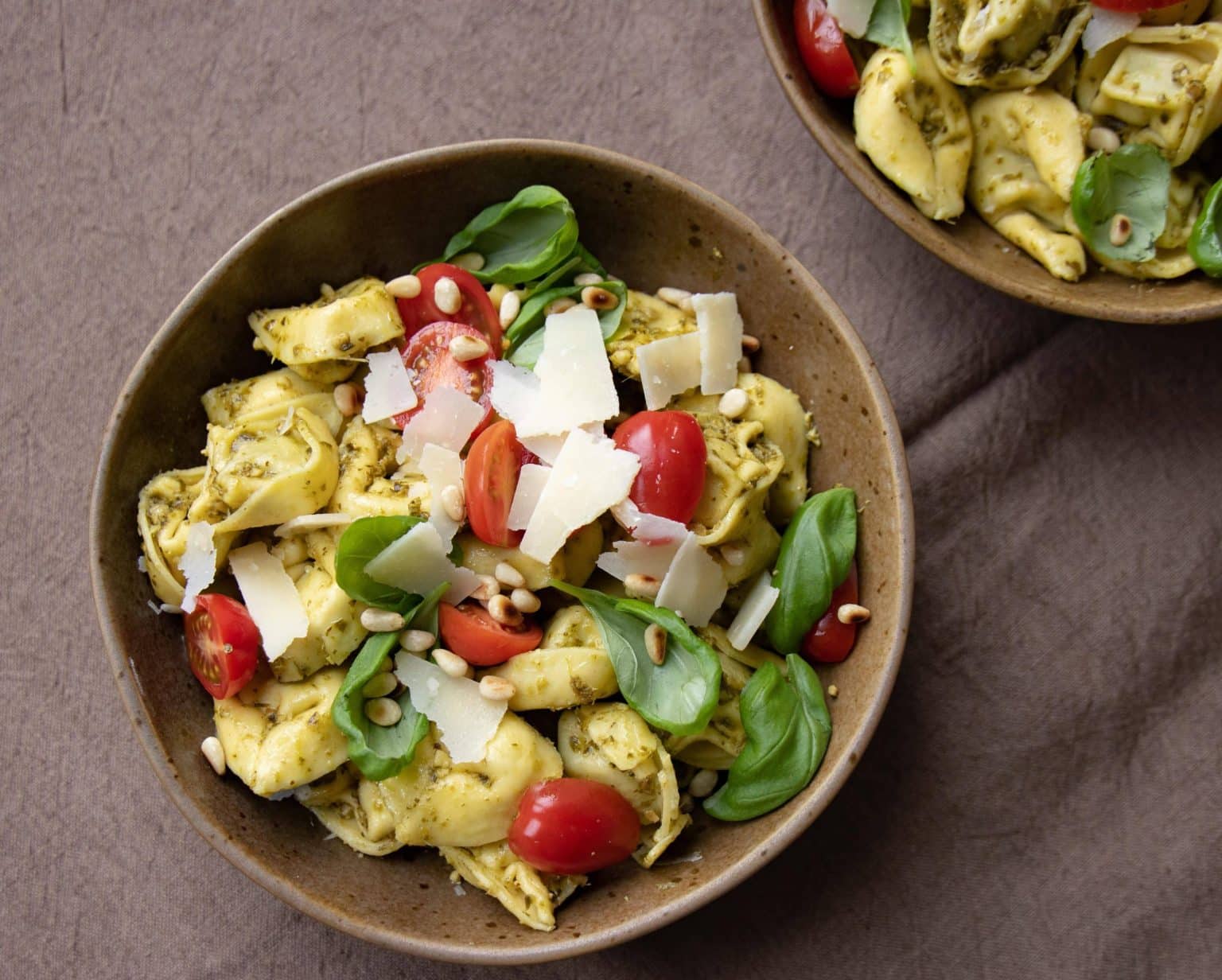Tortellinisalat med grøn pesto og tomat