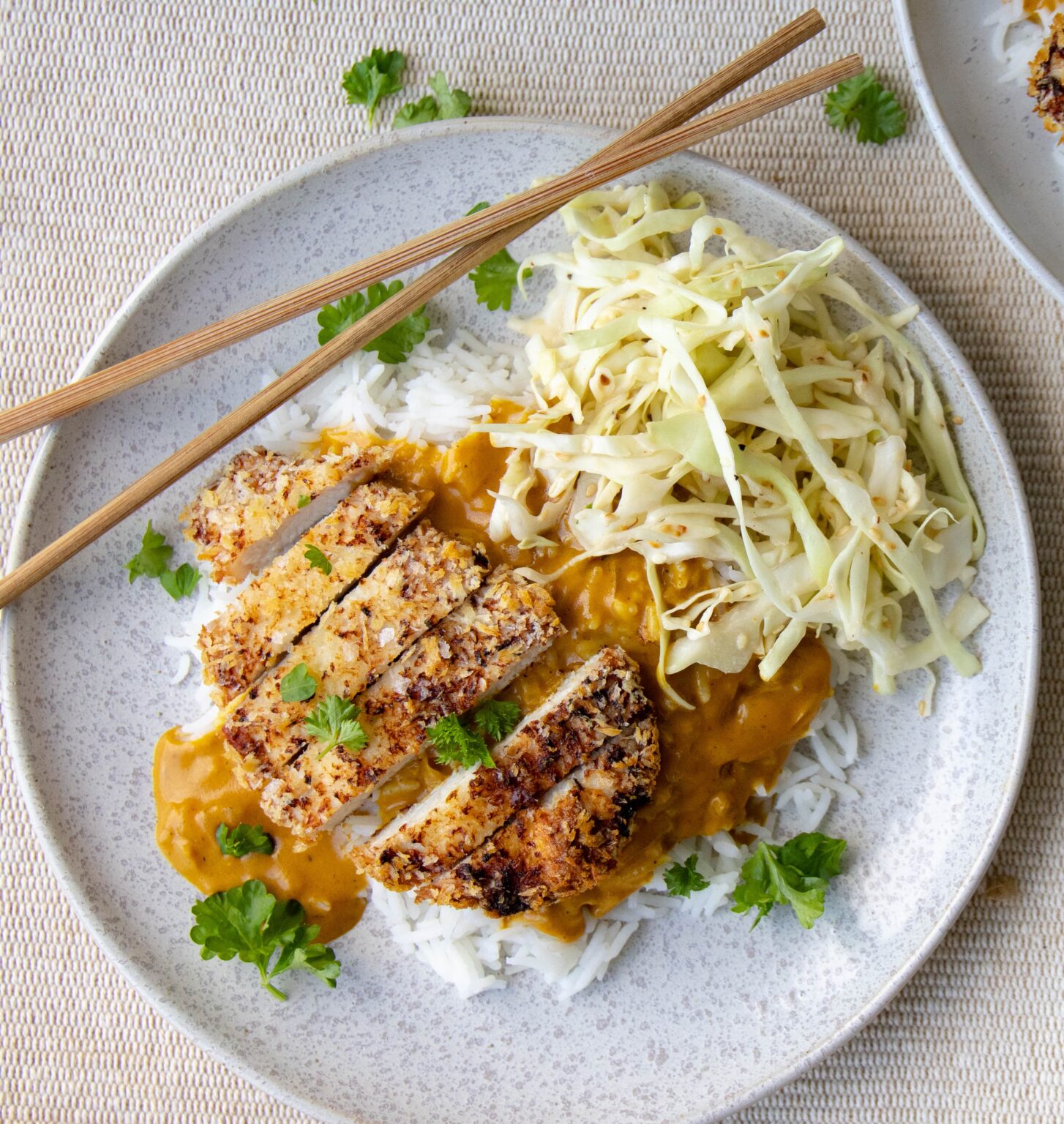 Panerede koteletter med indisk sauce og ris