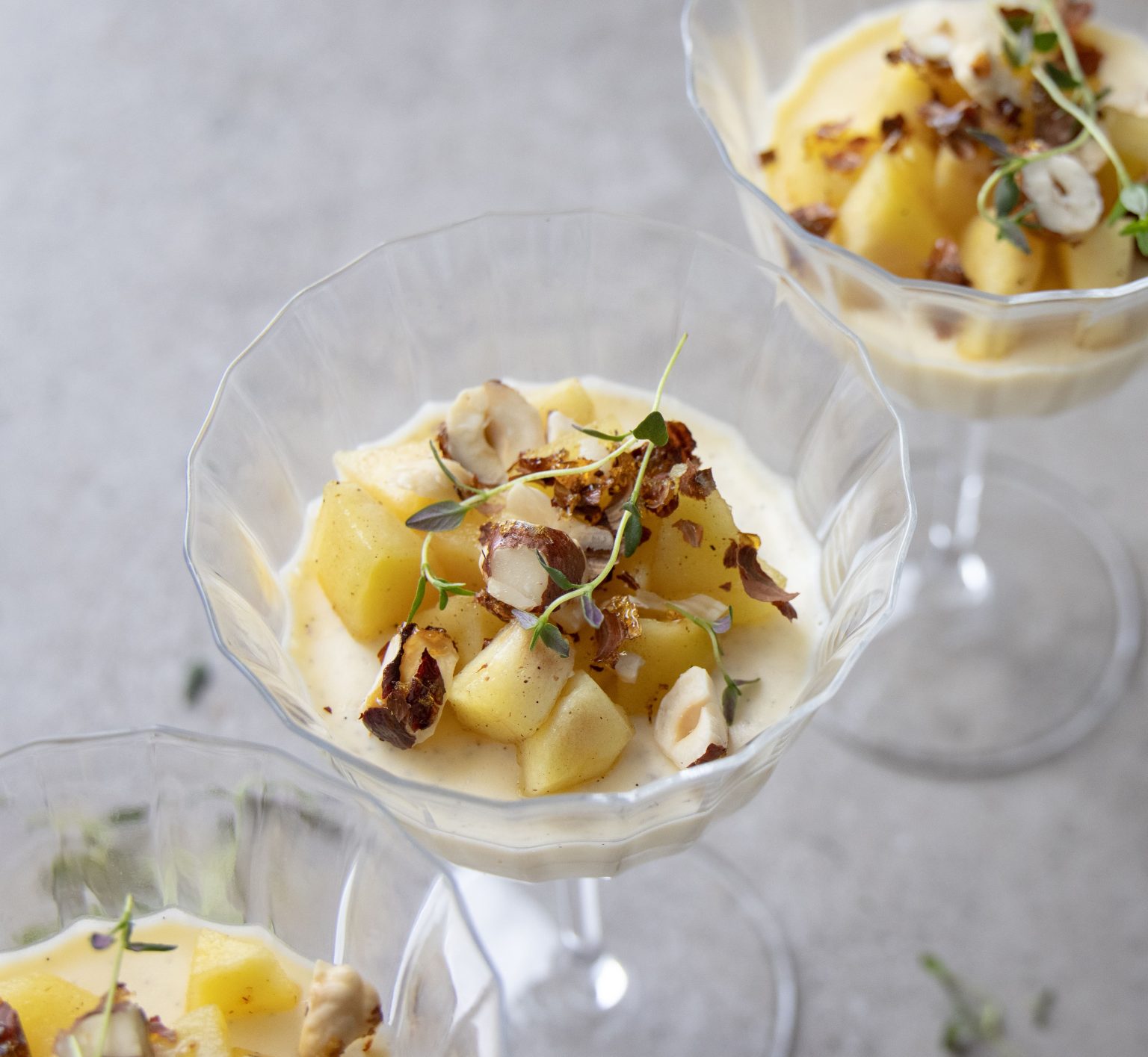 Panna cotta med æbler og hasselnøddecrunch