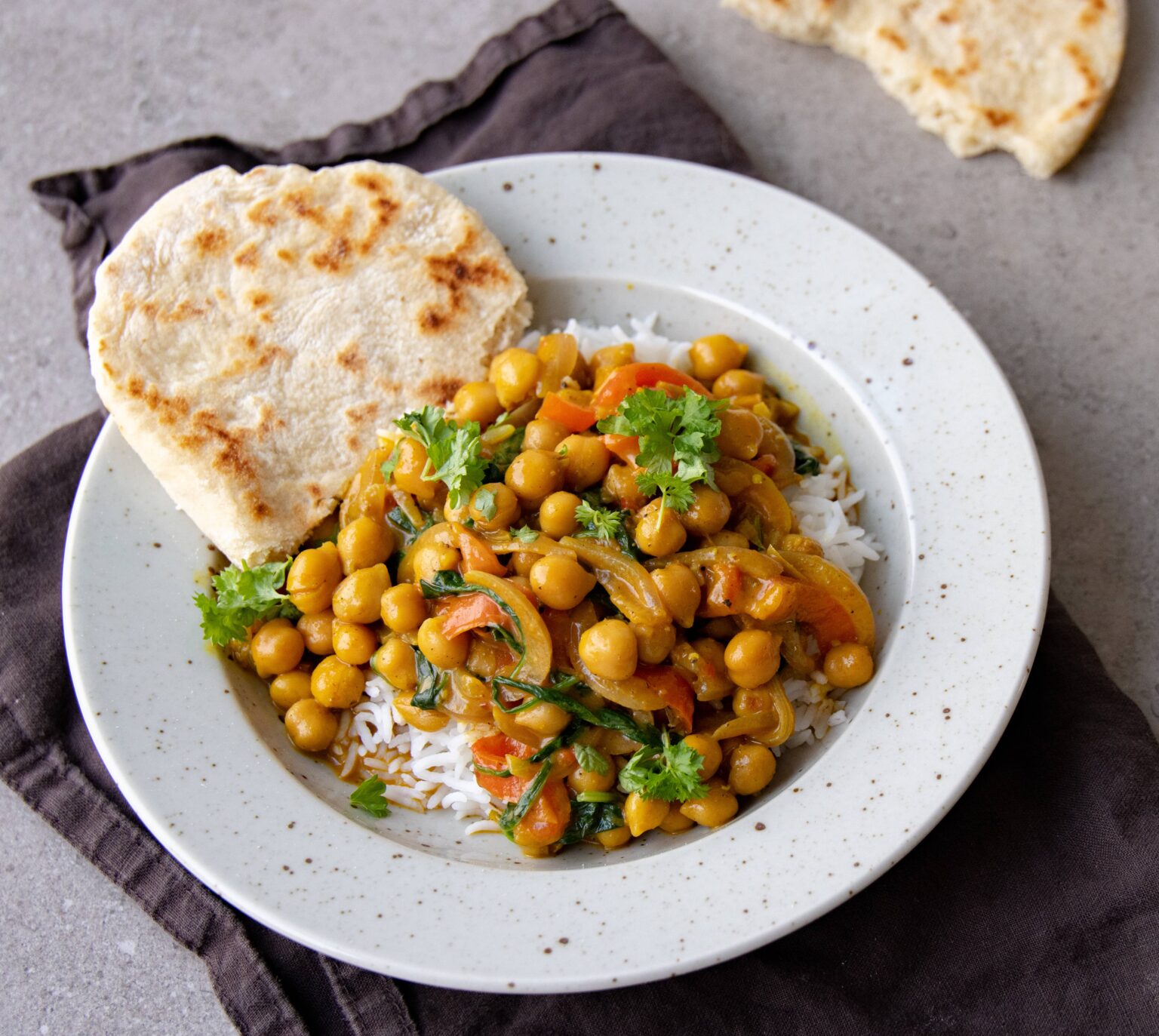 Indisk kikærtegryde med peberfrugt og spinat