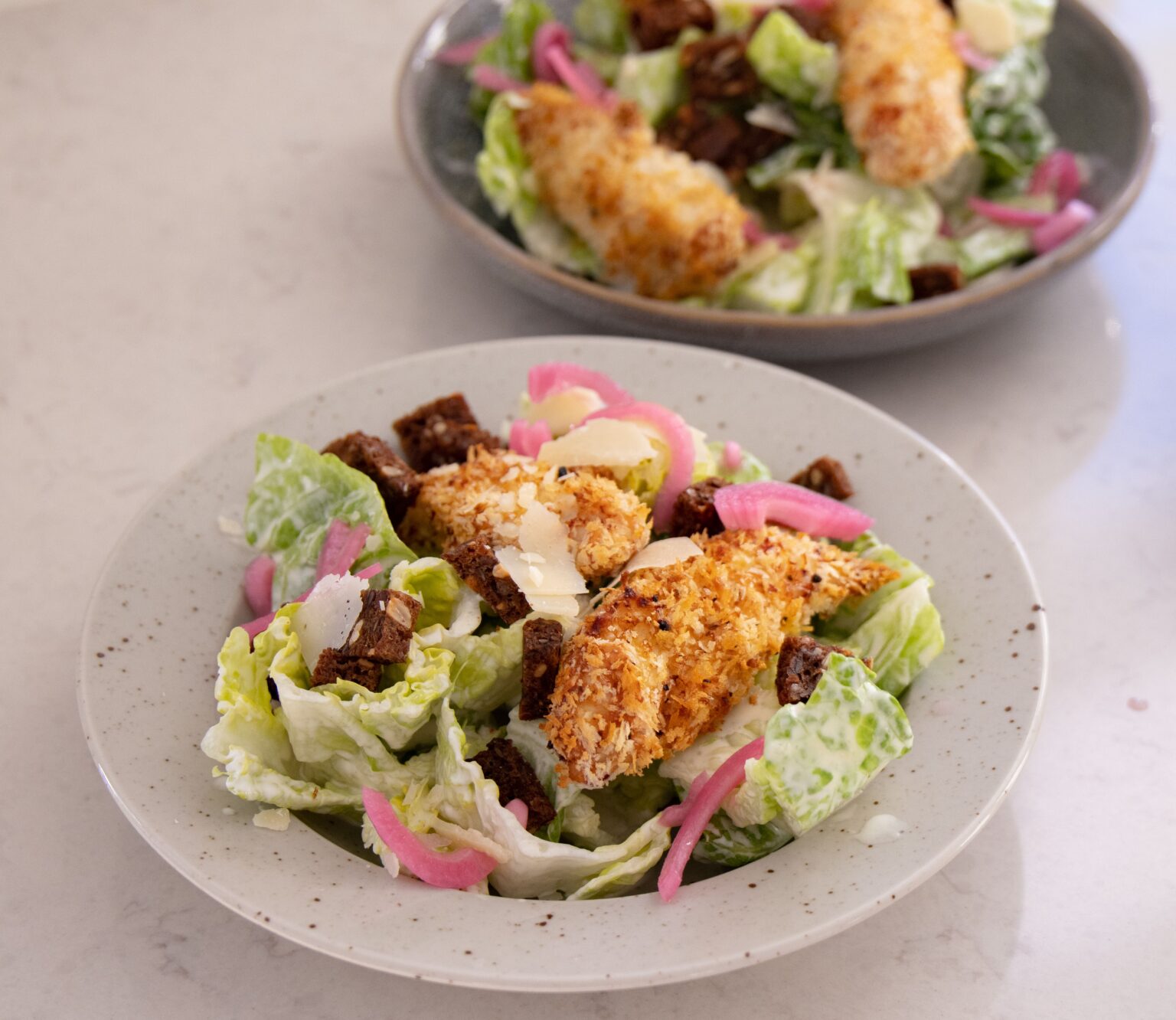 Cæsarsalat med kylling i airfryer og rugbrødscroutoner