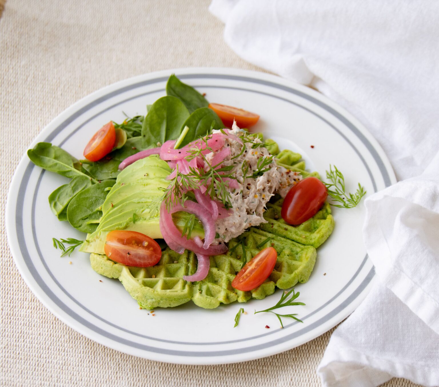 Spinatvafler med tunsalat og syltede rødløg