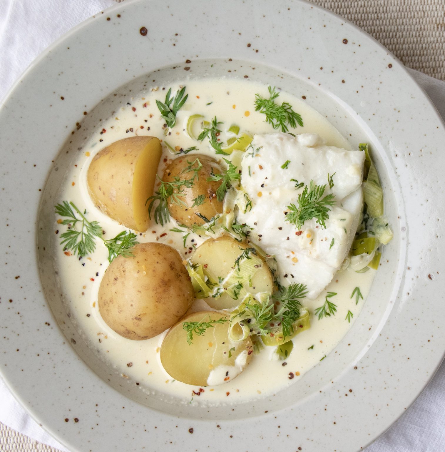 Pocheret torsk med porrer, dild og fløde