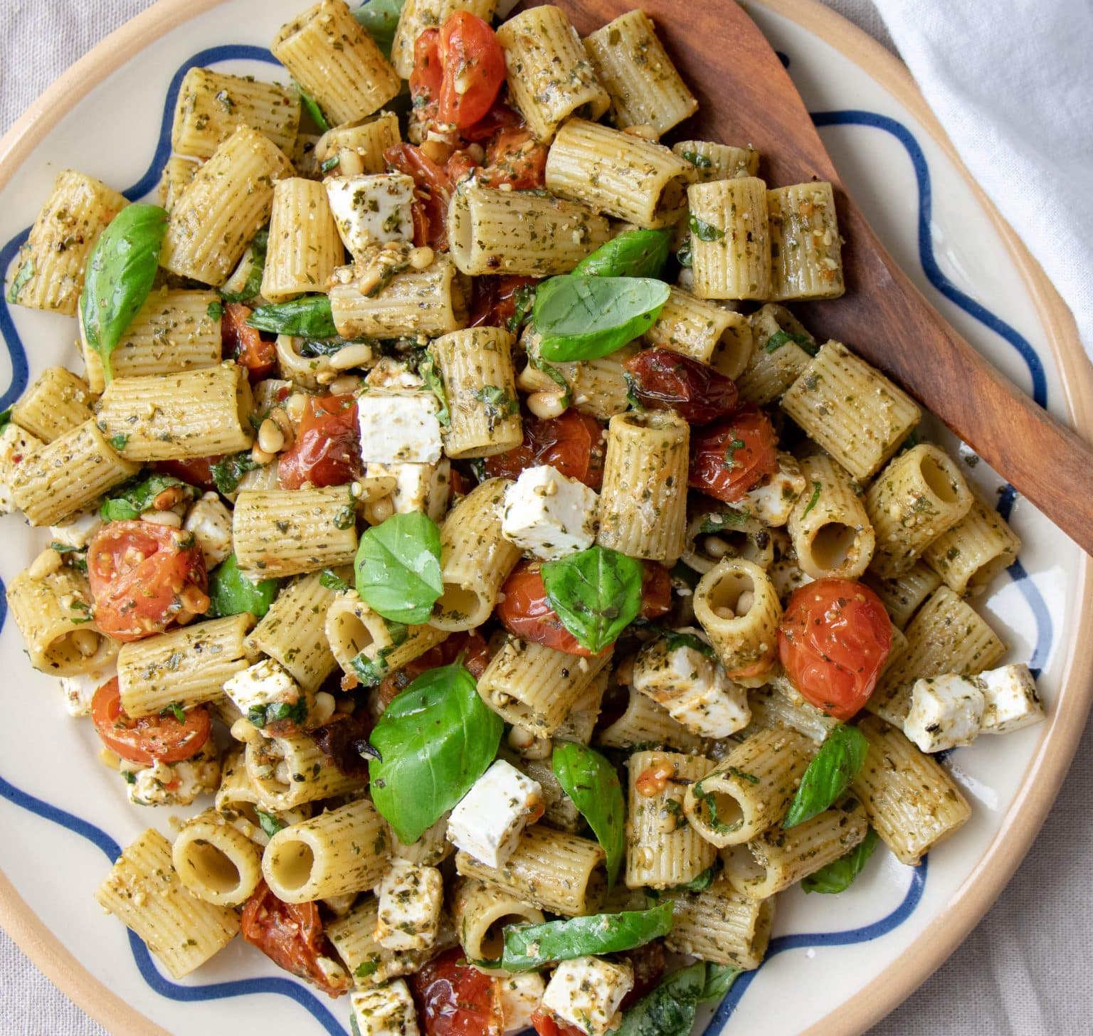 Pastasalat med bagte tomater og feta