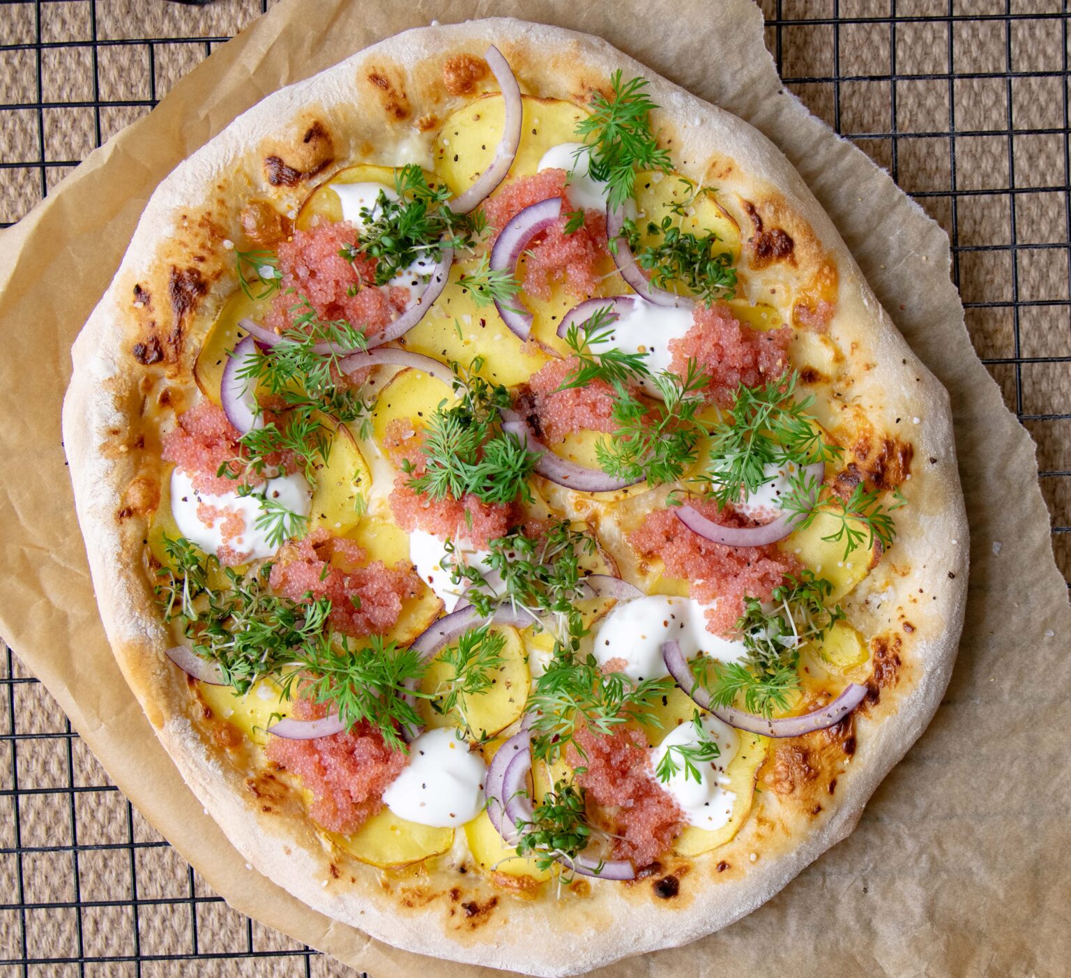 Pizza med stenbiderrogn og kartoffel