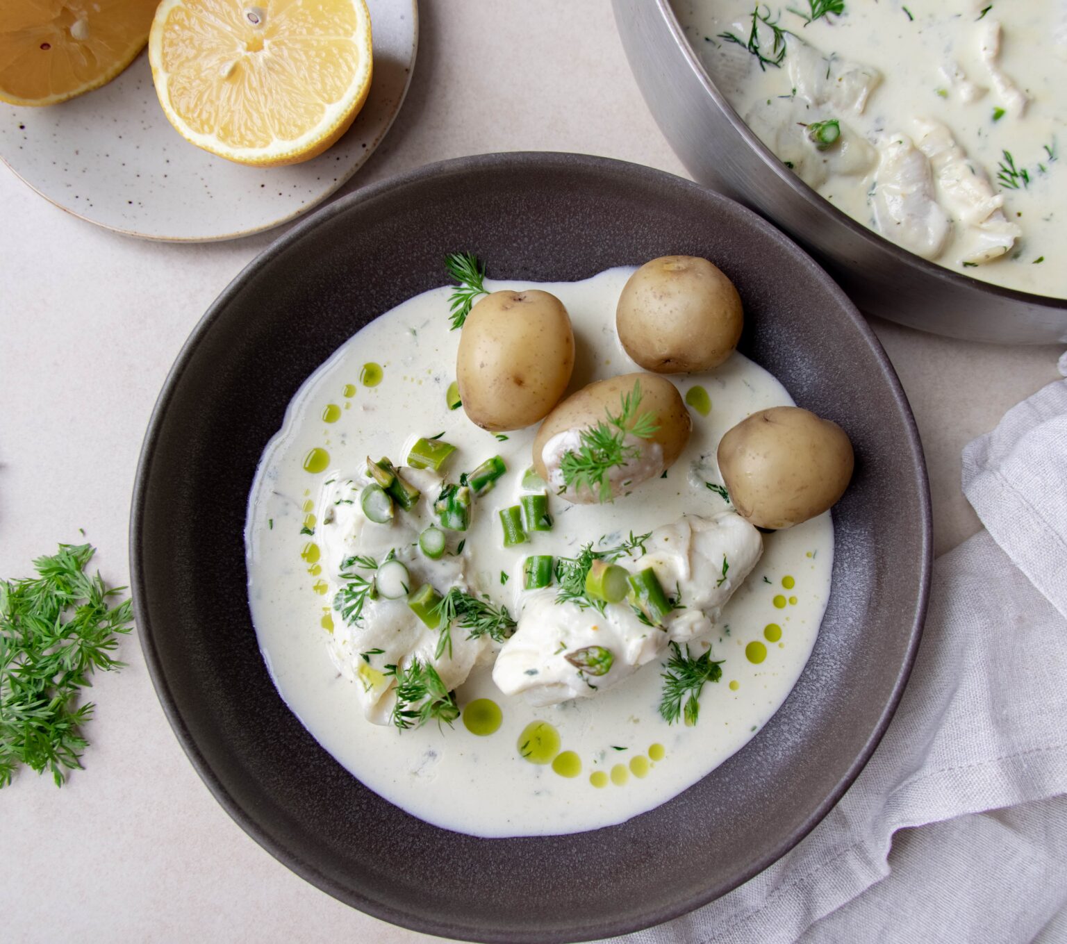 Rødspætter med hvidvinsflødesauce og asparges