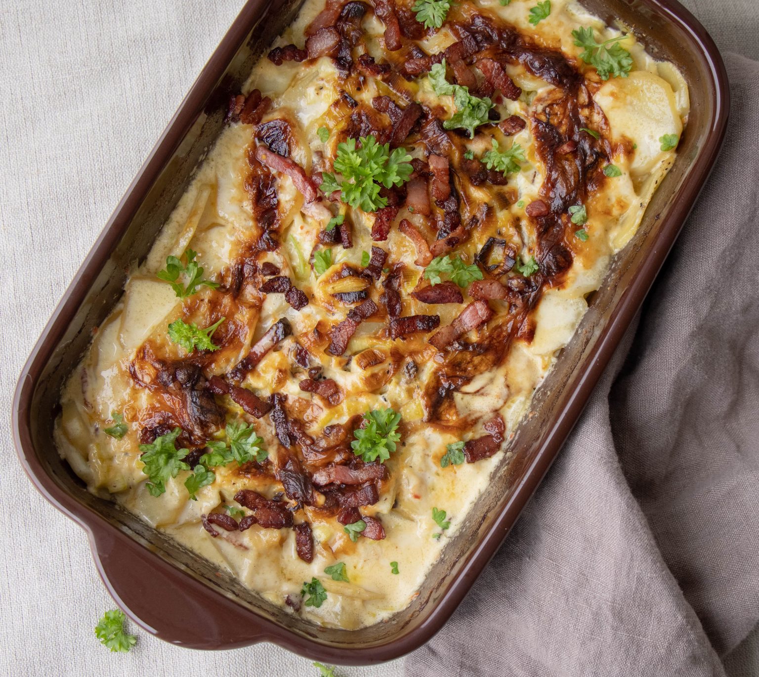 Kartoffelfad med porrer og bacon