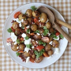 Bagte kartofler med soltørrede tomater og feta