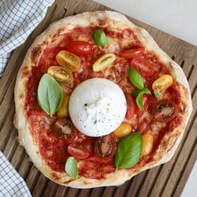 Pizza med burrata og tomat