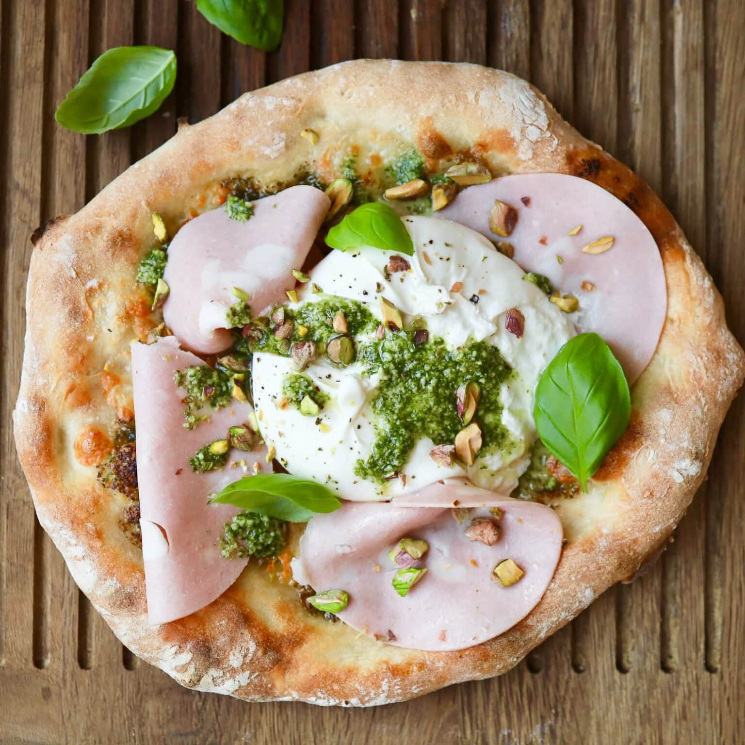 Pizza med burrata, mortadella og pistacie