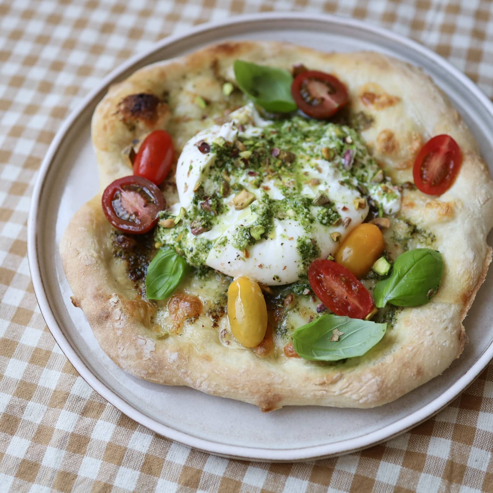 Pizza med burrata og pesto