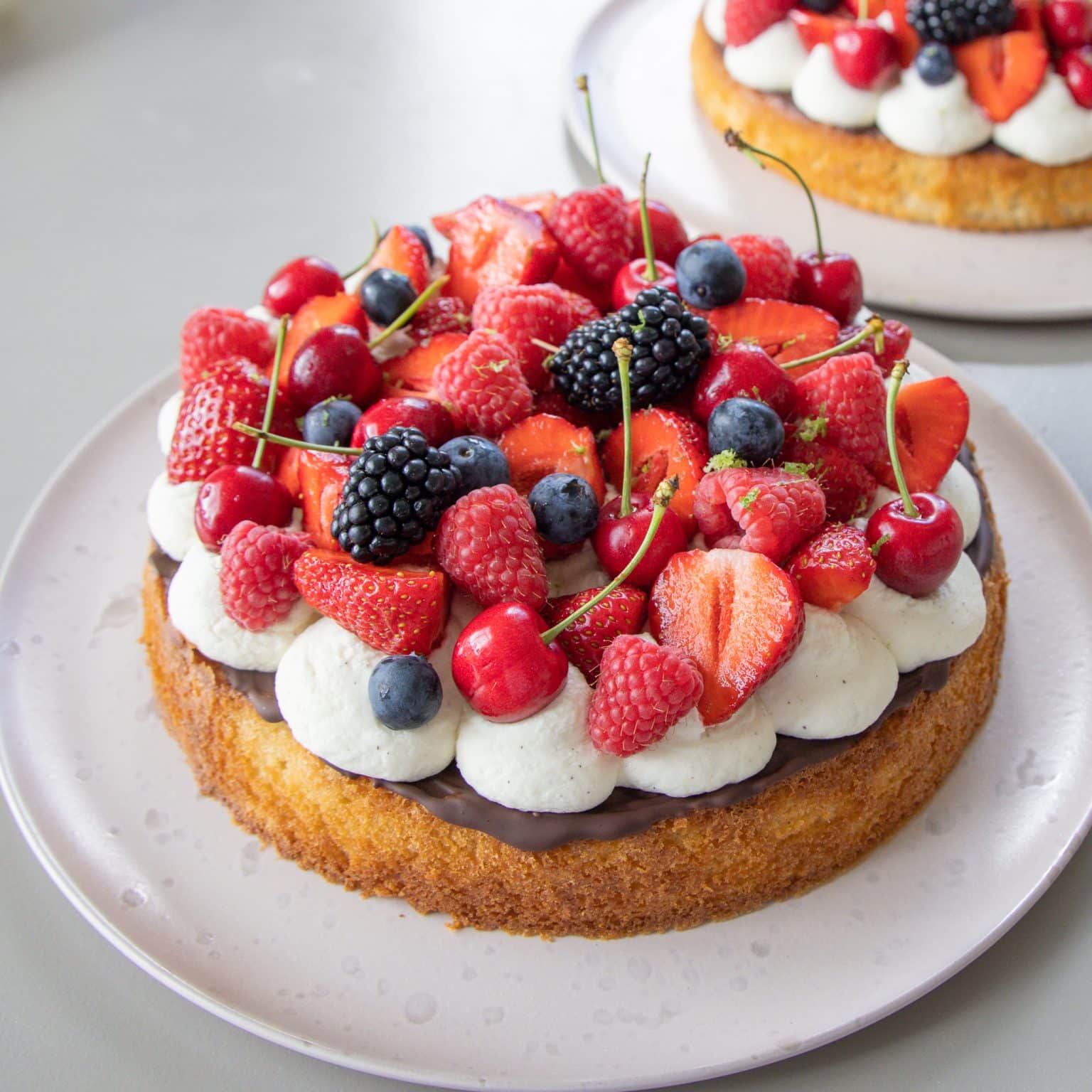 Marcipanbund med creme og bær