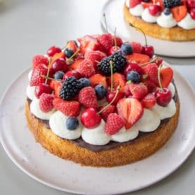 Marcipanbund med creme og bær