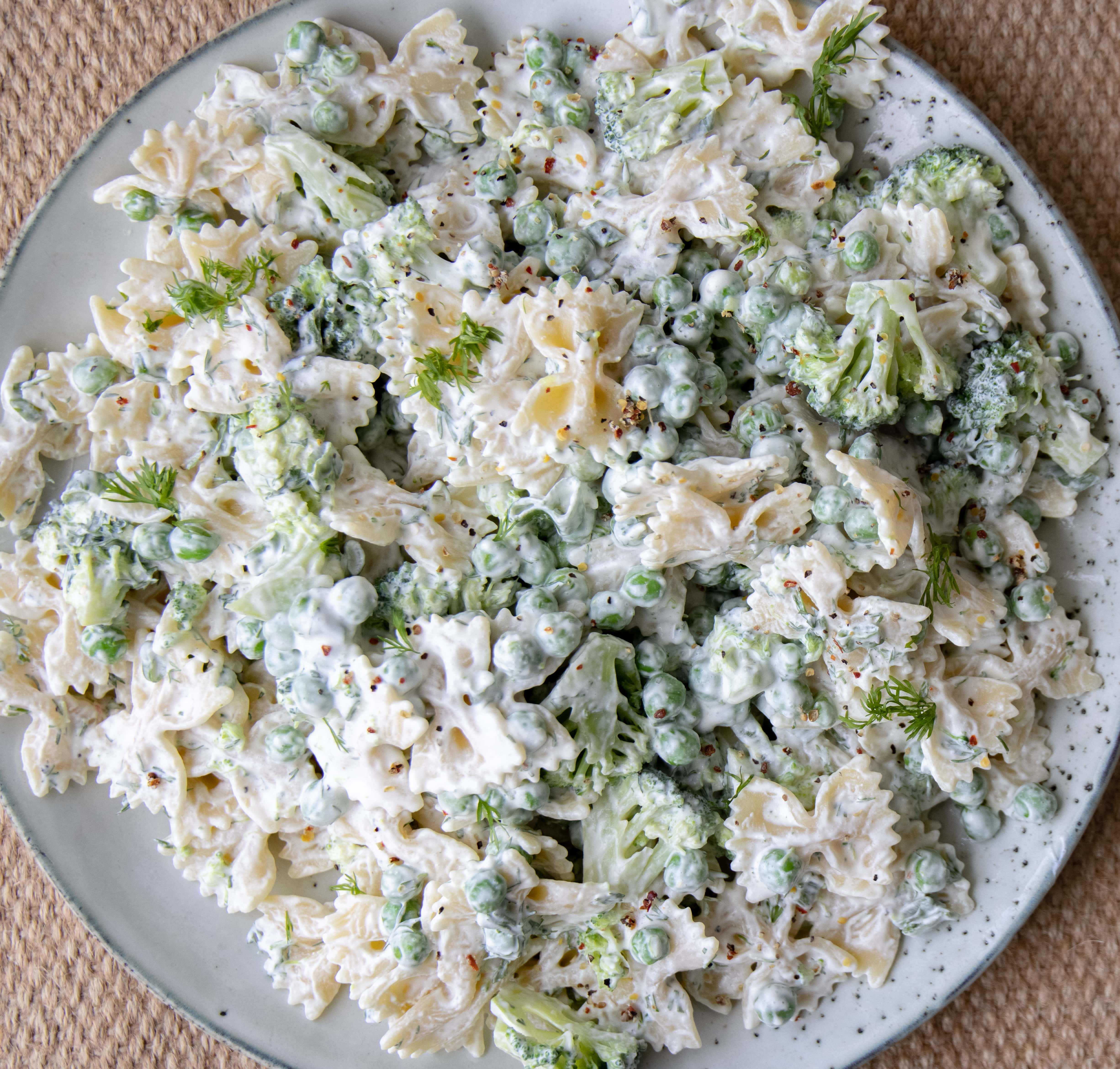 Pastasalat med creme fraiche dressing