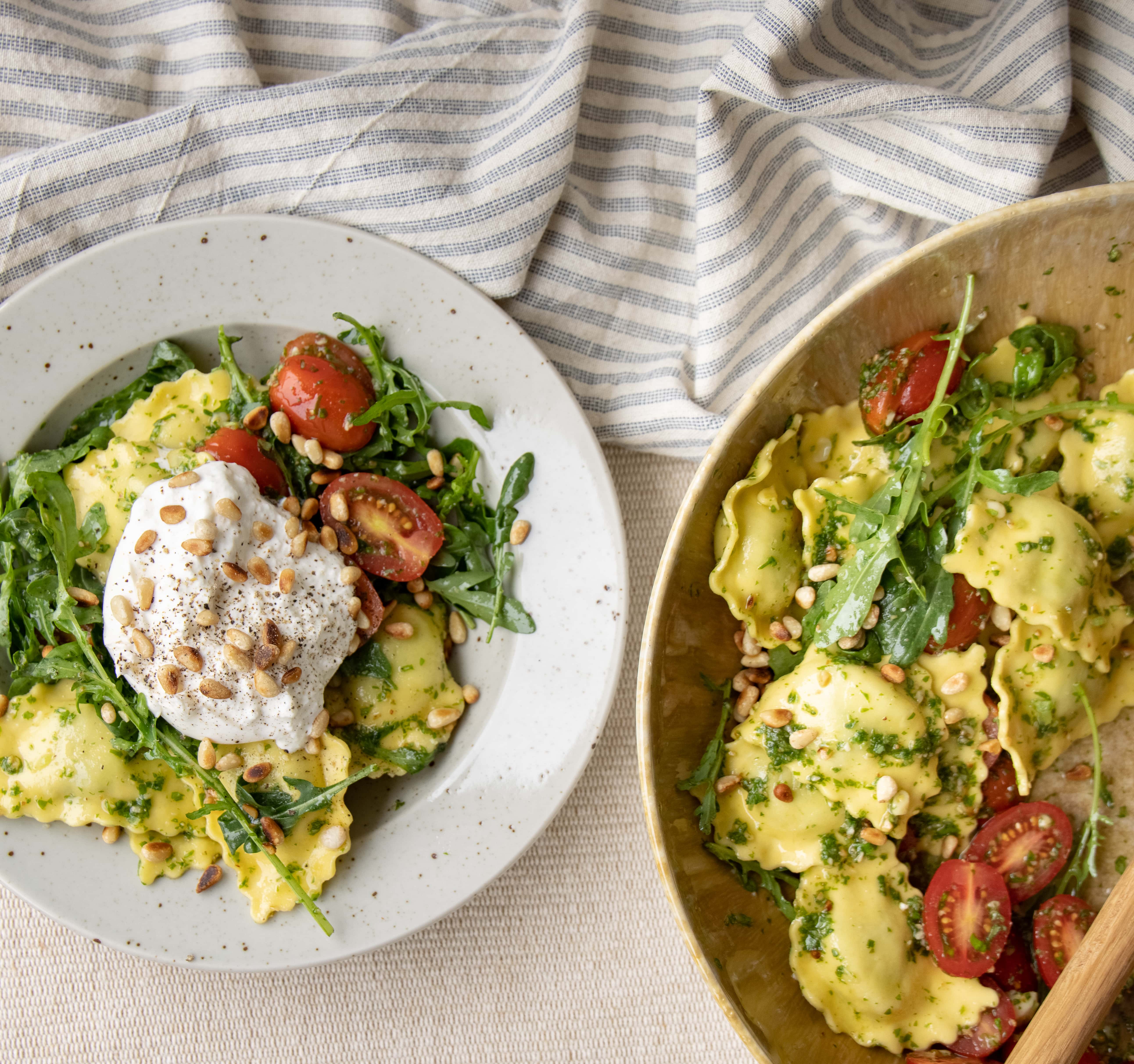 Tortellinisalat med burrata og grøn pesto