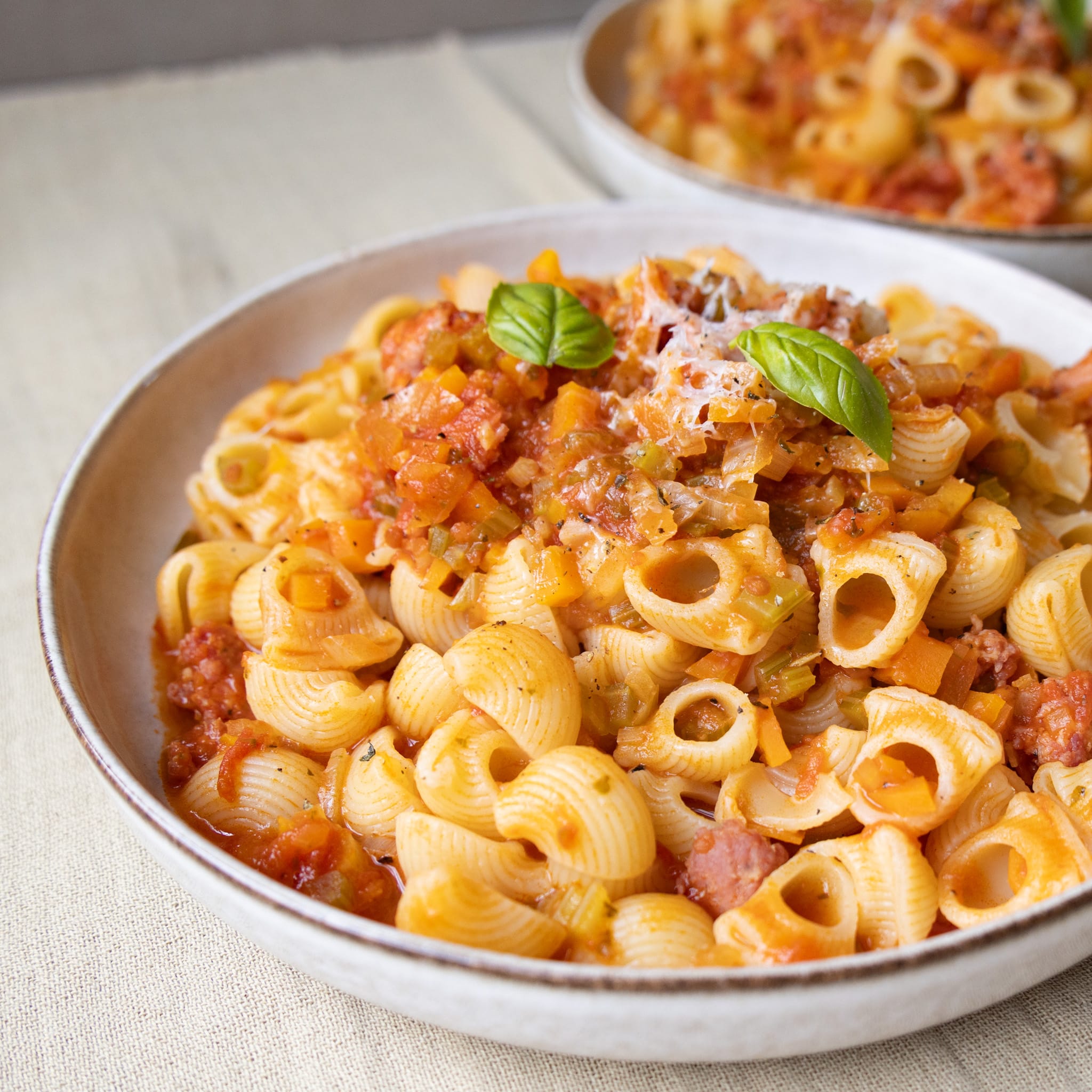 Pasta med salciccia og grøntsager