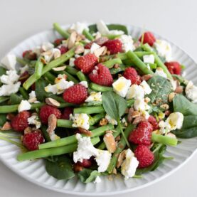 Salat med hindbær, feta og saltmandler