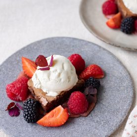 Brownie med rabarberkompot og is