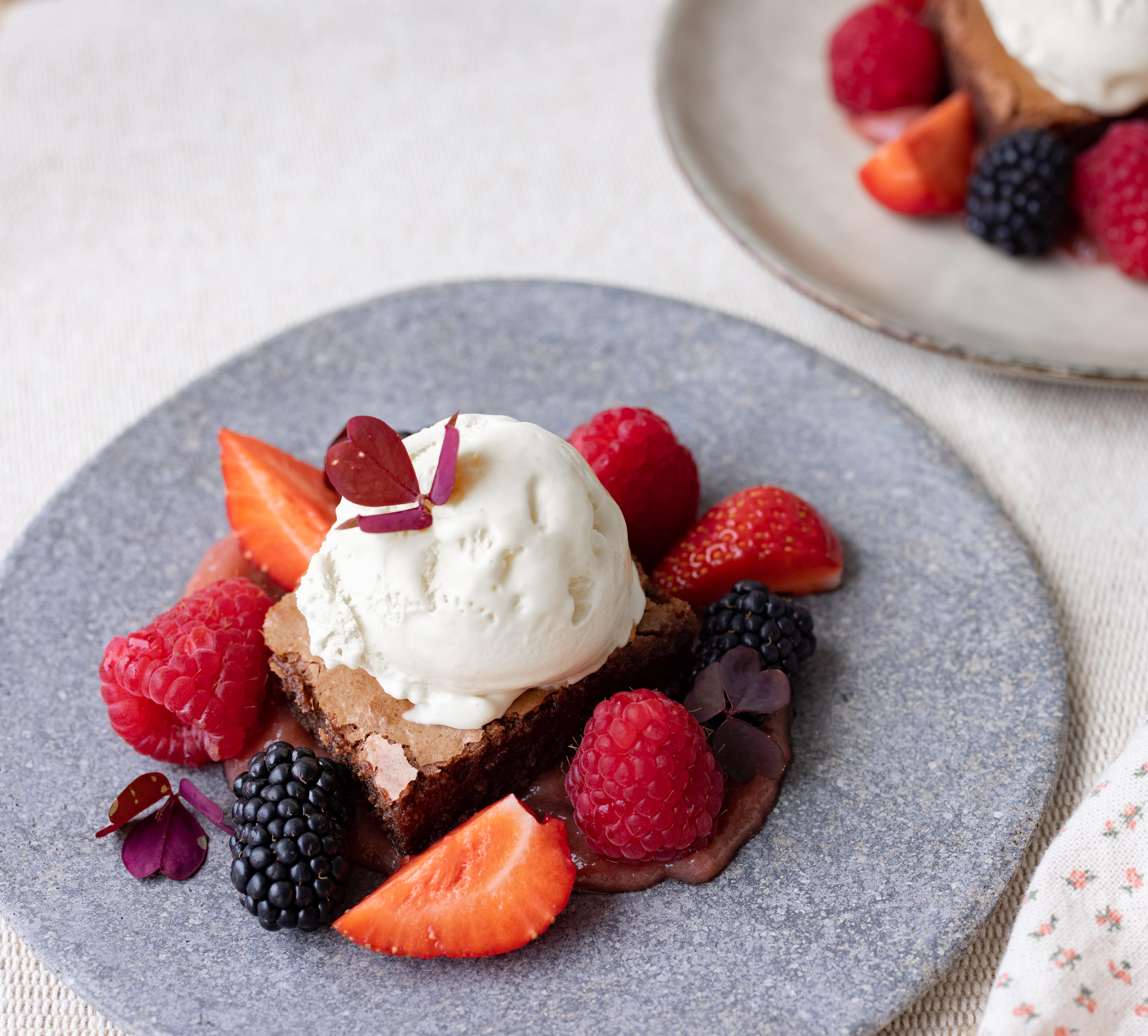 Brownie med rabarberkompot og is