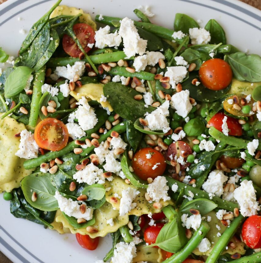 Raviolisalat med grøn pesto og fetaost