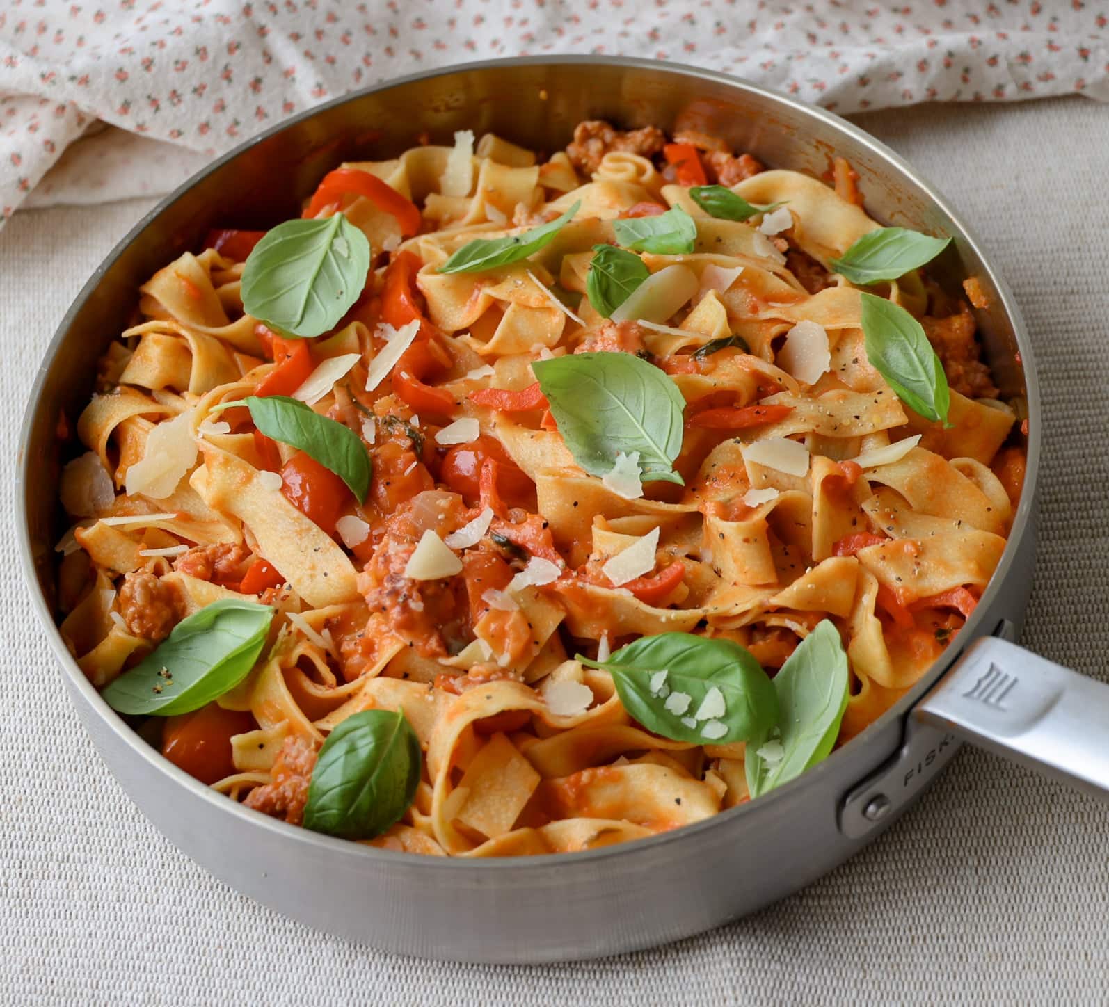 Salciccia pasta med peberfrugt og tomat