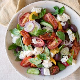 Græsk tomatsalat med oliven og feta