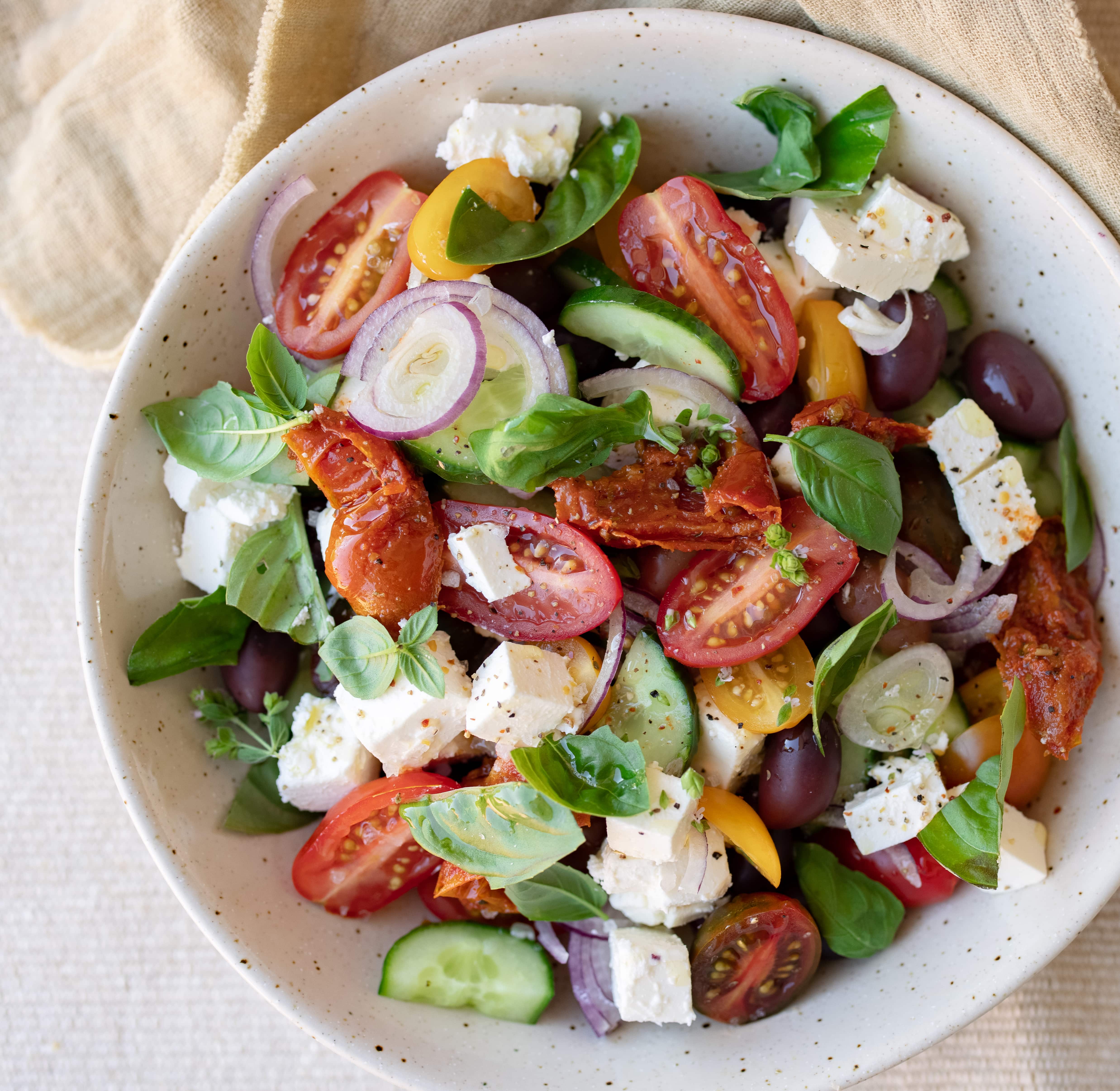 Græsk tomatsalat med oliven og feta