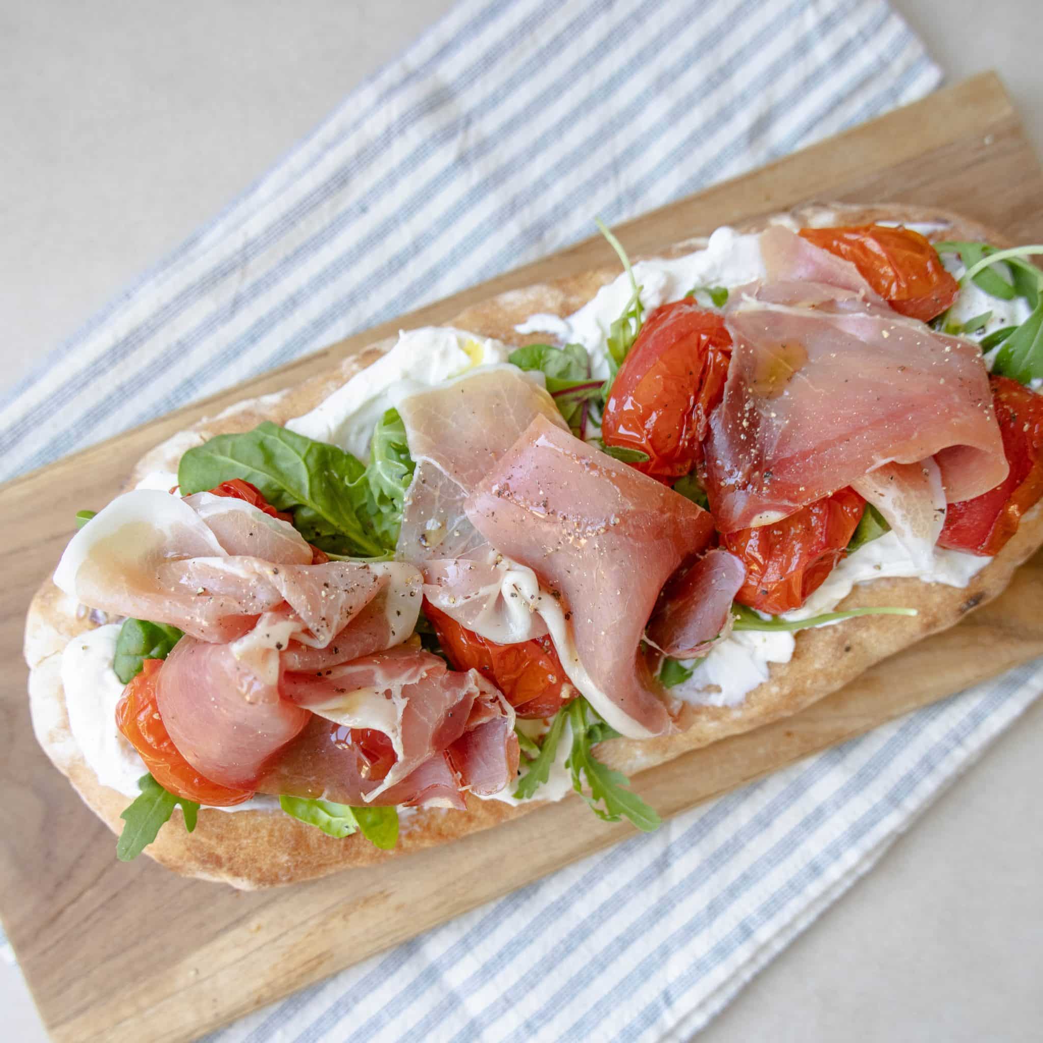 Focaccia med serranoskinke og bagte tomater