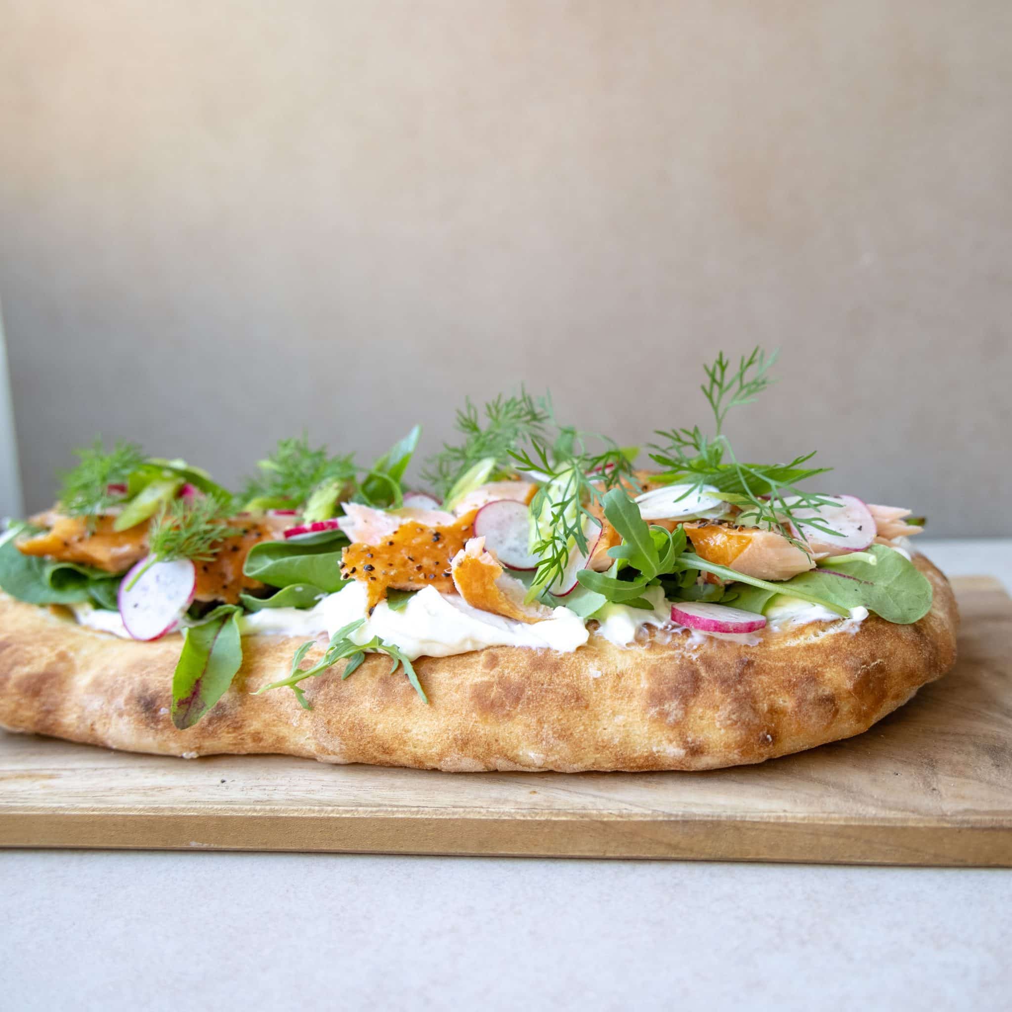 Focaccia med varmrøget laks og flødeostcreme