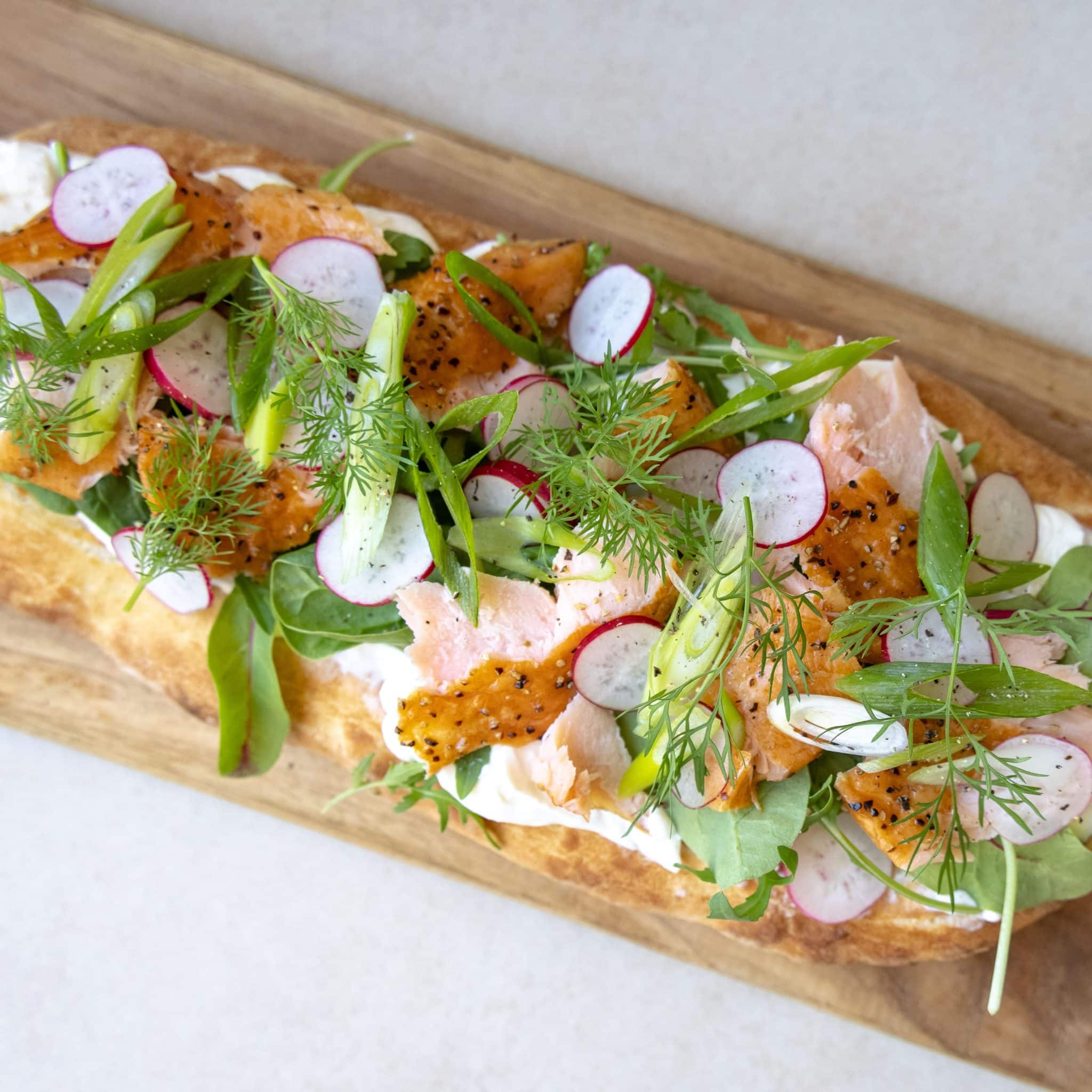 Focaccia med varmrøget laks og flødeostcreme
