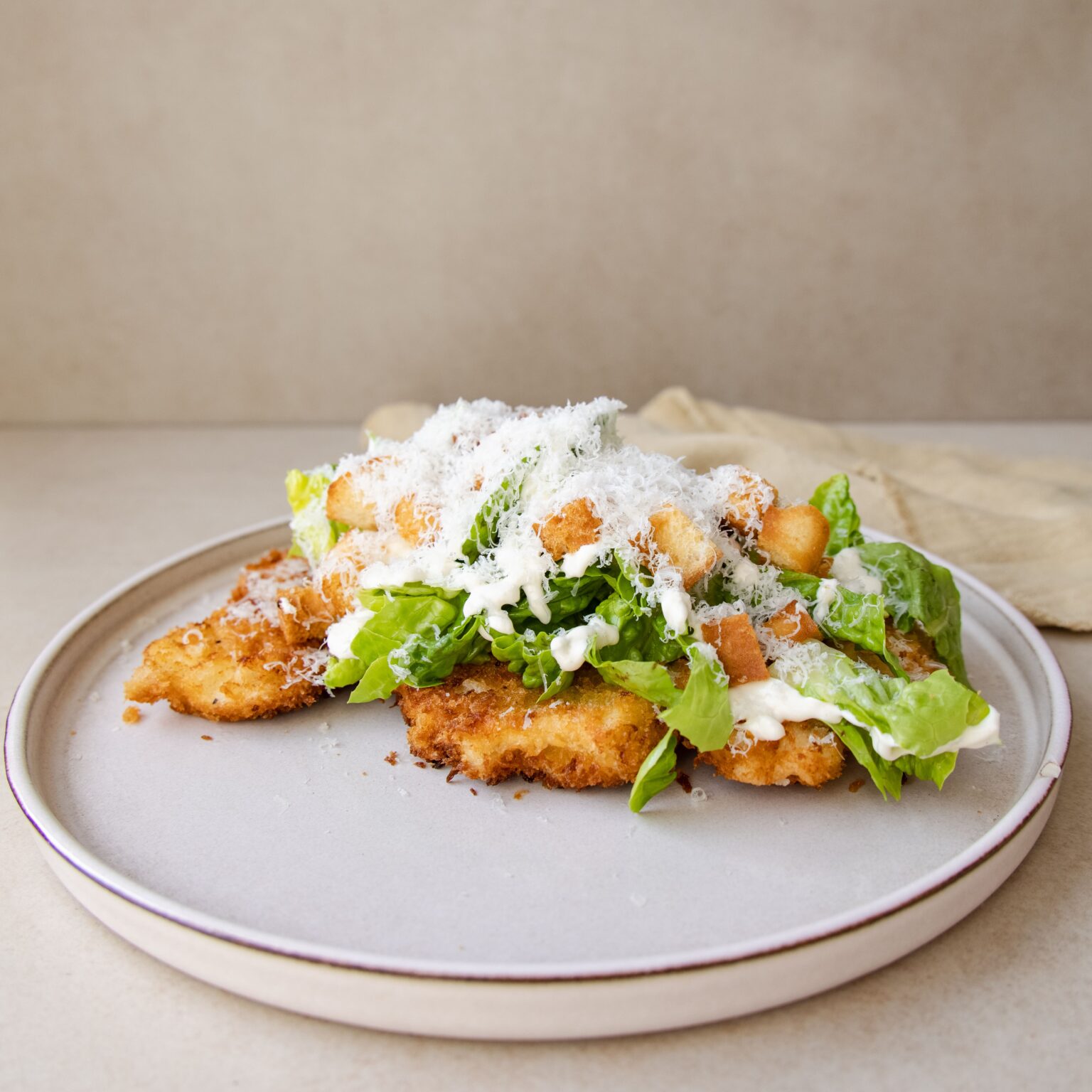 C sar Schnitzel Panko Paneret Kylling Med Salat Og Ost Mummum dk